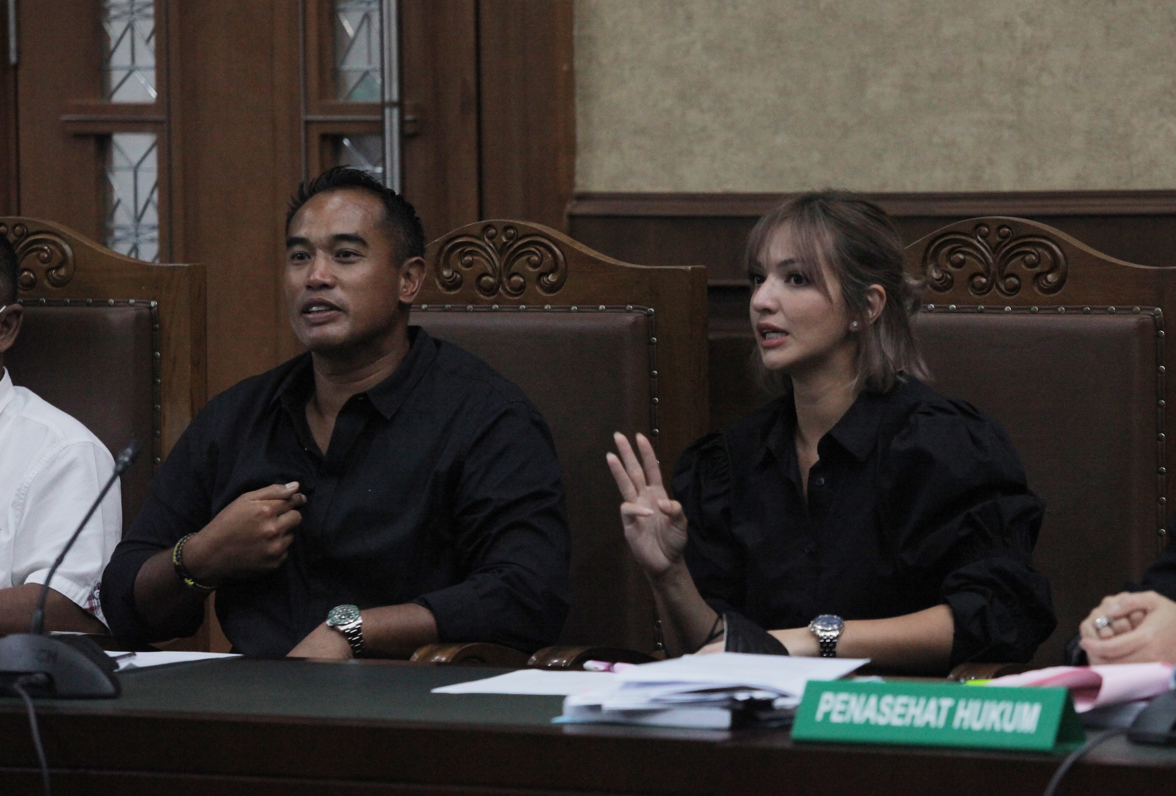 Terdakwa kasus penyalahgunaan narkoba Ardie Bakrie (kiri) dan Nia Ramadhani menjalani sidang perdana kasus narkoba, Kamis (2/12).