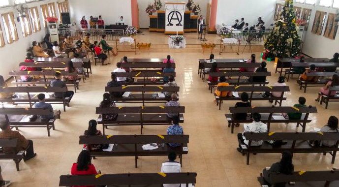 Misa Natal di sebuah gereja di Poso, Sulawesi Tengah, Jumat (25/12).