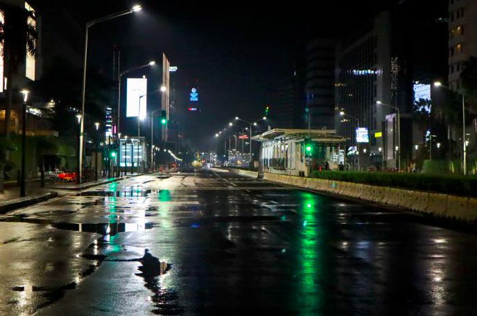 Suasana lengang Pusat Kota Jakarta saat malam tahun baru 2021.