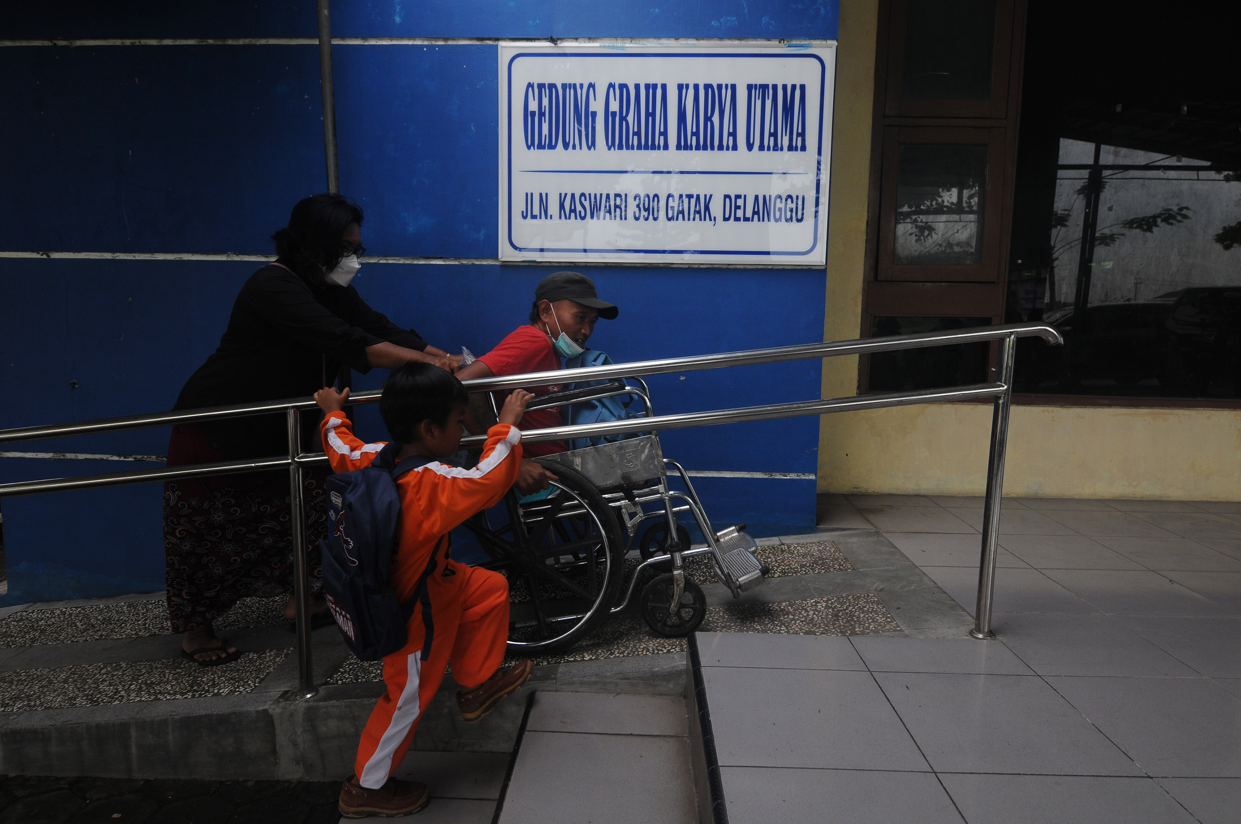 Penyandang disabilitas dengan kursi roda saat simulasi pengurangan risiko bencana di Gatak, Delanggu, Klaten, Jumat (3/12/2021).