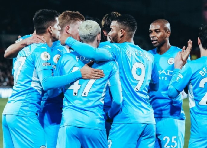 para pemain Manchester City melakukan selebrasi usai mencetak gol ke gawang Brentford di laga Liga Primer Inggris.