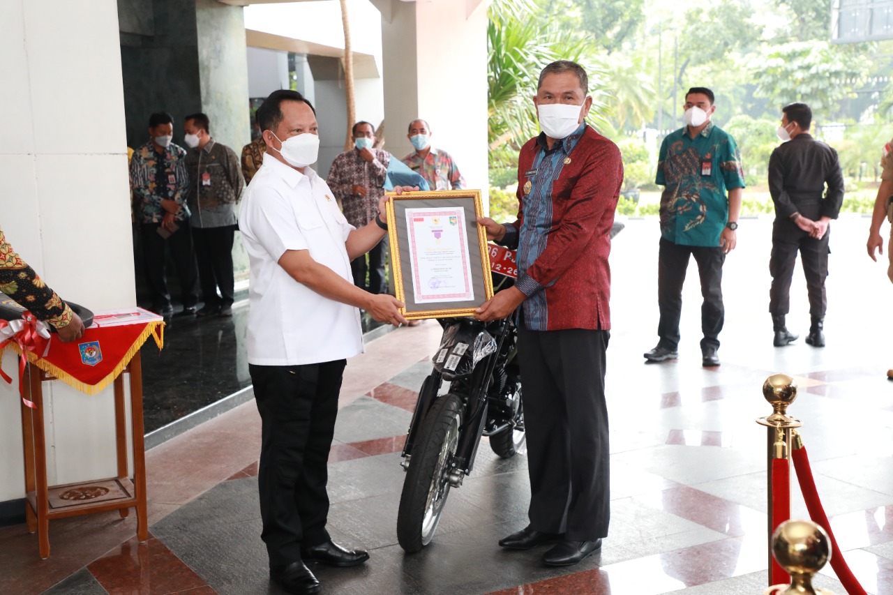 Mendagri Tito Karnavian (kiri) saat memberi piagam penghargaan dan sepeda motor kepada Bupati Kolaka.