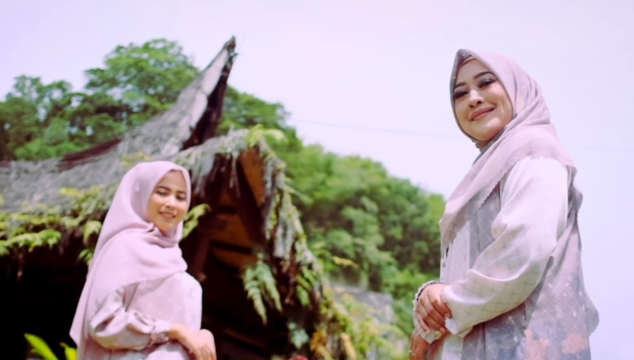 Aqillah by Ria merupakan jenama modest fesyen karya Ria Anjelina.