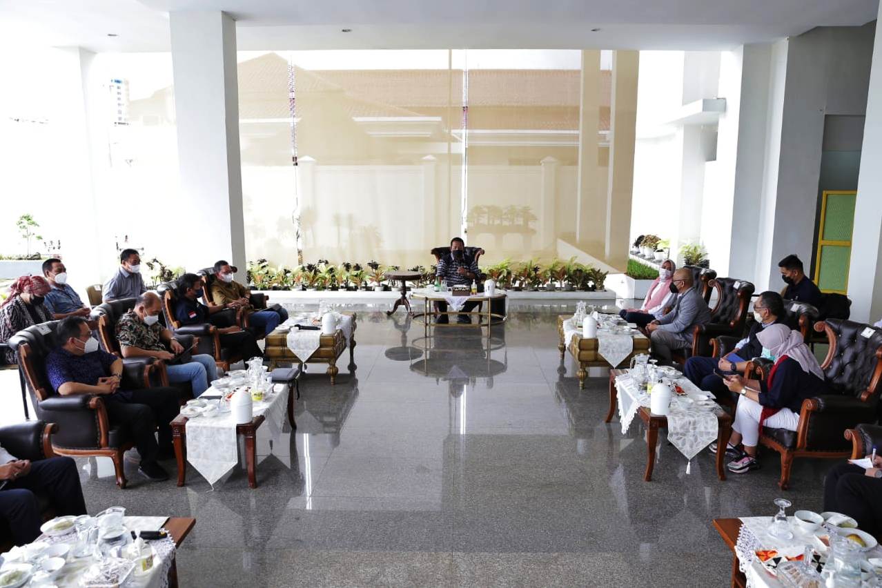 GUBERNUR Lampung Arinal Djunaidi bersama Direktur Utama PT ASDP Indonesia Ferry (Persero), Ira Puspadewi.