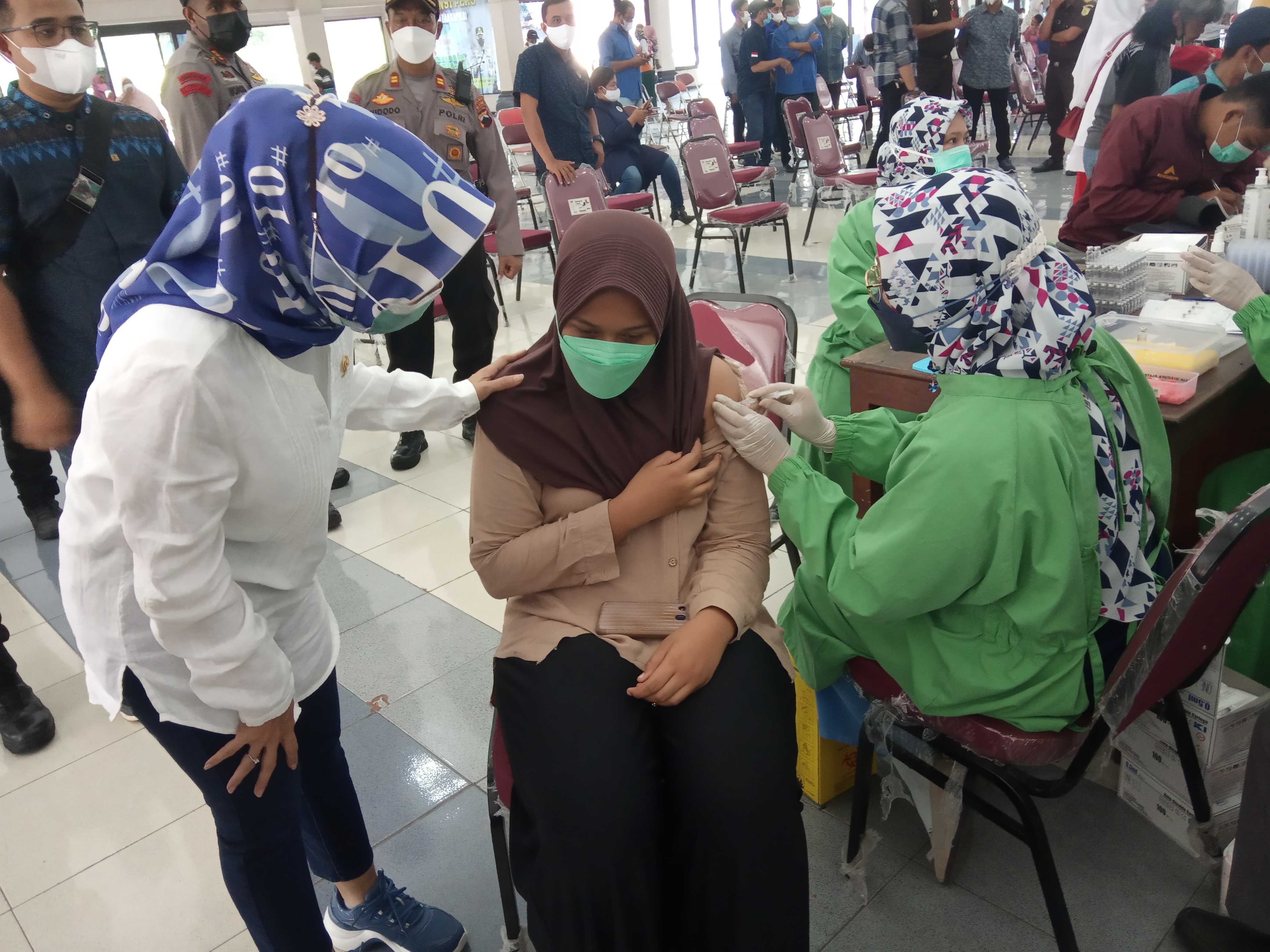 Seorang warga mendapat vaksinasi covid-19 di Klaten, Jawa Tengah.