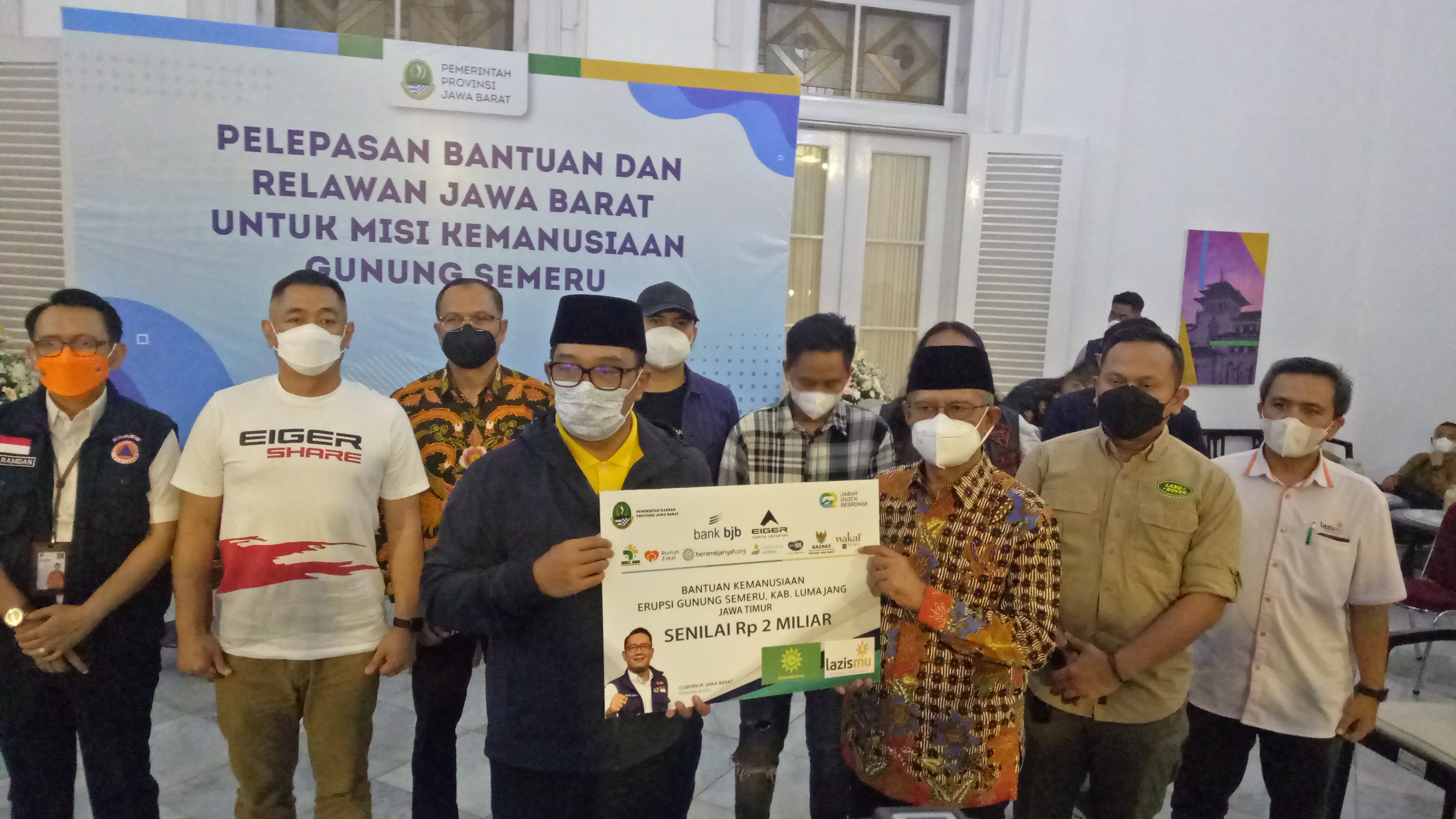 Gubernur Jabar Ridwan Kamil menyerahkan sumbangan Rp2 miliar lewat Ketua Umum PP Muhammadiyah Haedar Nashir