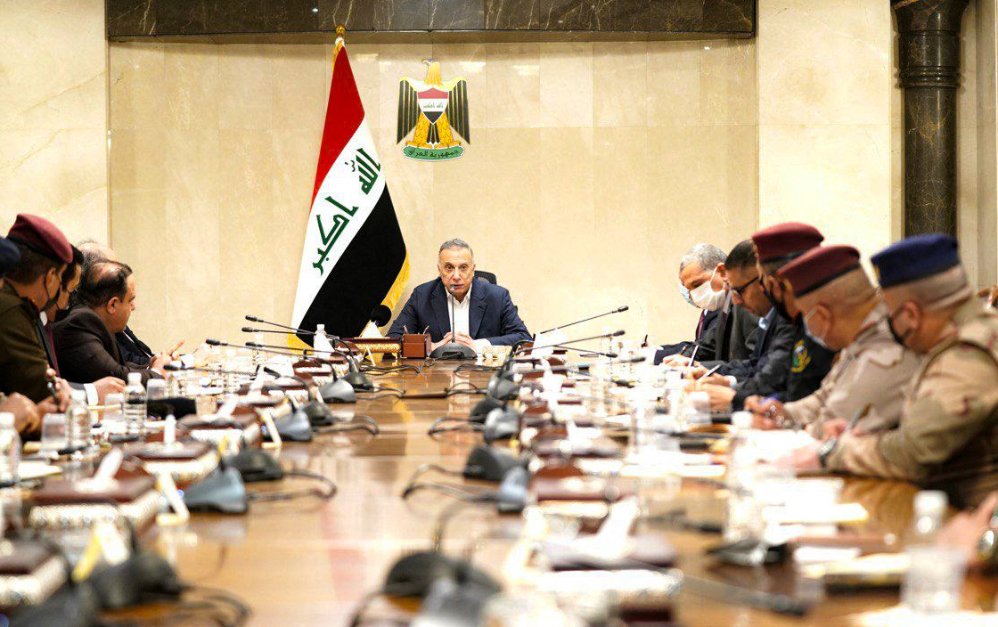 Perdana Menteri (PM) Irak Mustafa al-Kadhemi (tengah) memimpin pertemuan membahas masalah keamanan di Irak. 