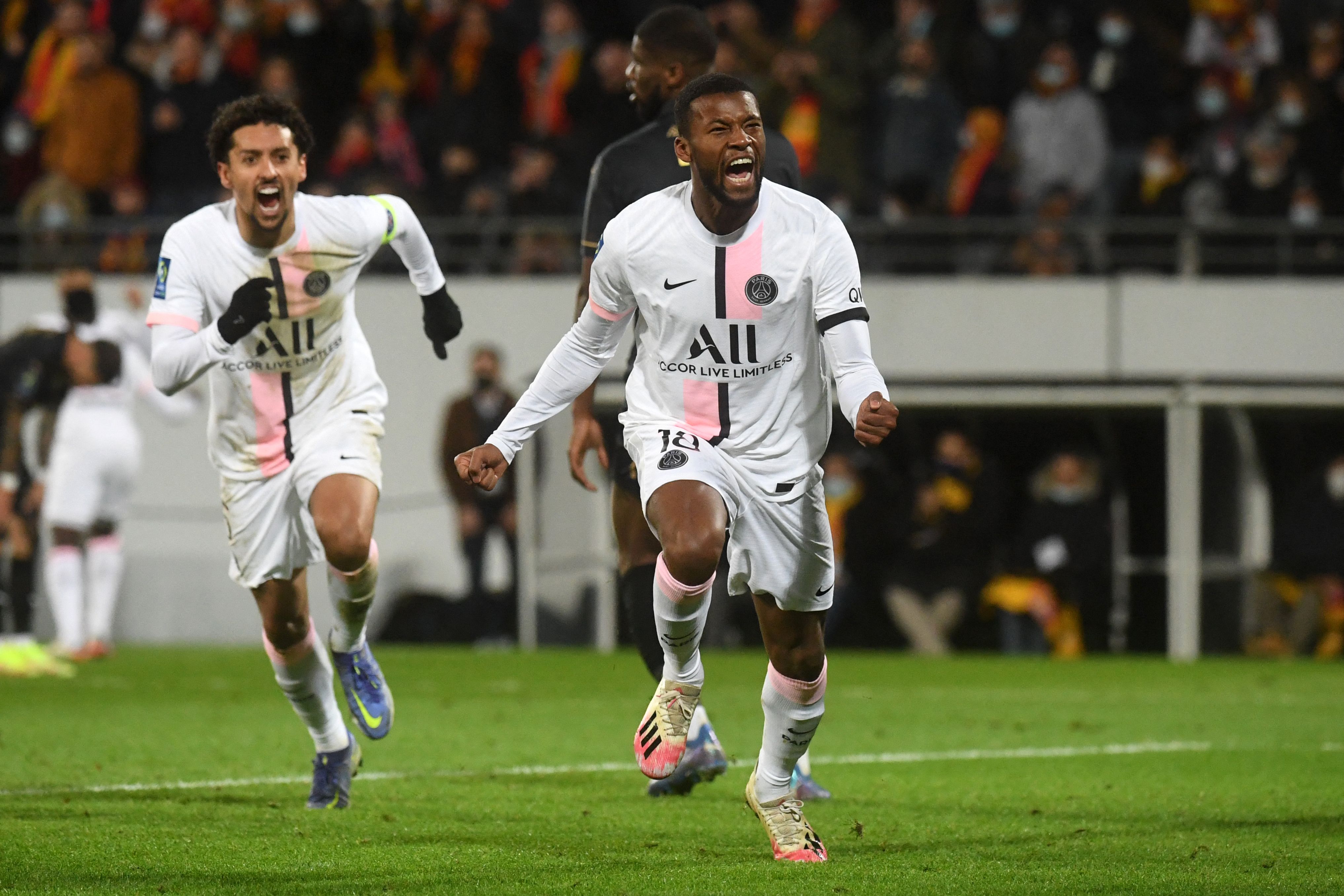 Gelandang PSG Georginio Wijnaldum melakukan seebrasi usai mencetak gol ke gawang Lens di laga Ligue 1.