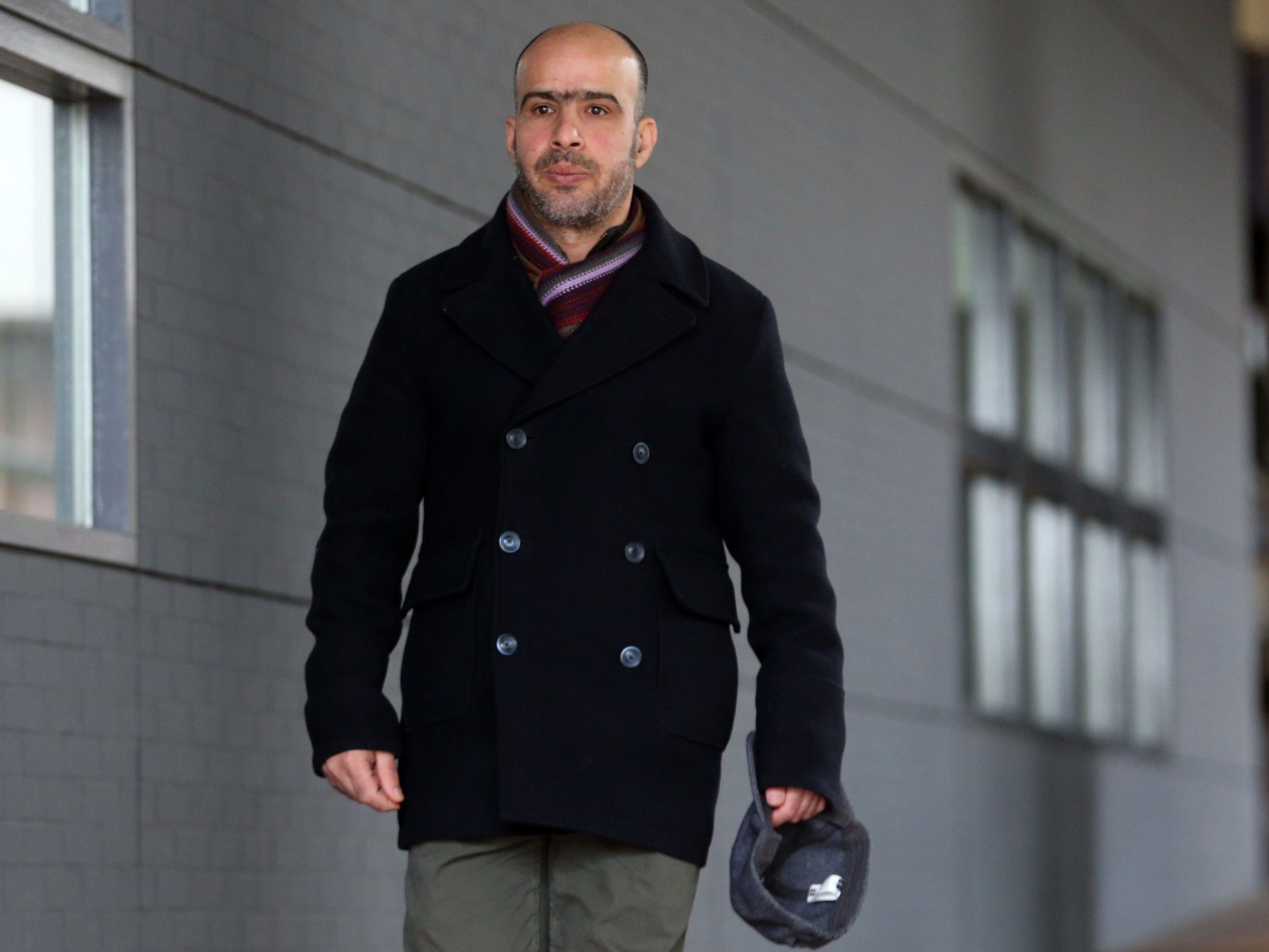 Ismail Ziada berkebangsaan Belanda-Palestina meninggalkan gedung pengadilan di Den Haag pada 29 Januari 2020.