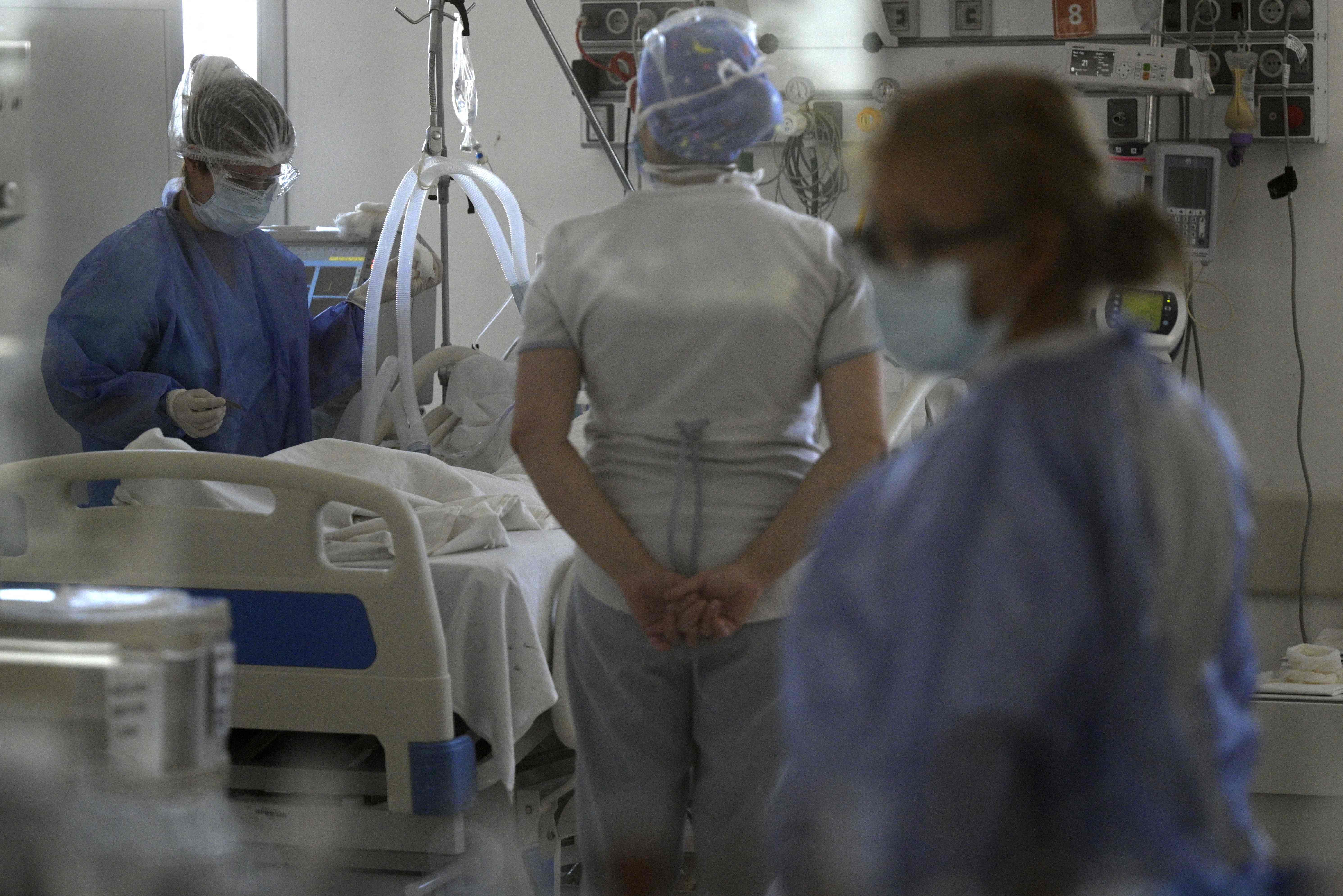 Dokter merawat pasien di ruang ICU Rumah Sakit Professor Alejandro Posadas di Buenos Aires, Argentina.