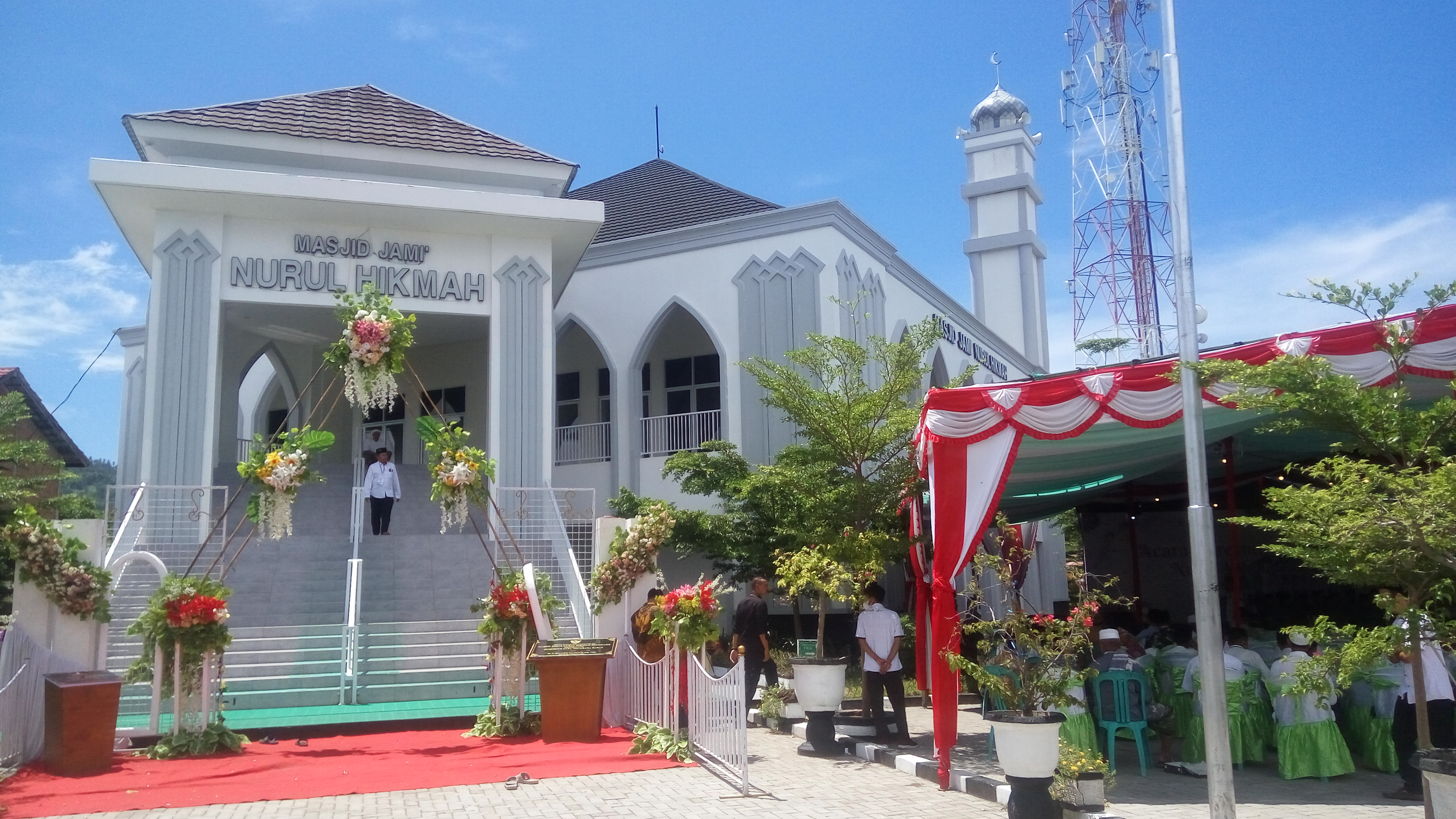 Masjid Besar Nurul Hikmat, di Lombok Utara, NTB, diresmikan. Masjid ini dibangun Artha Graha Peduli, setelah masjid lama hancur akibat gempa