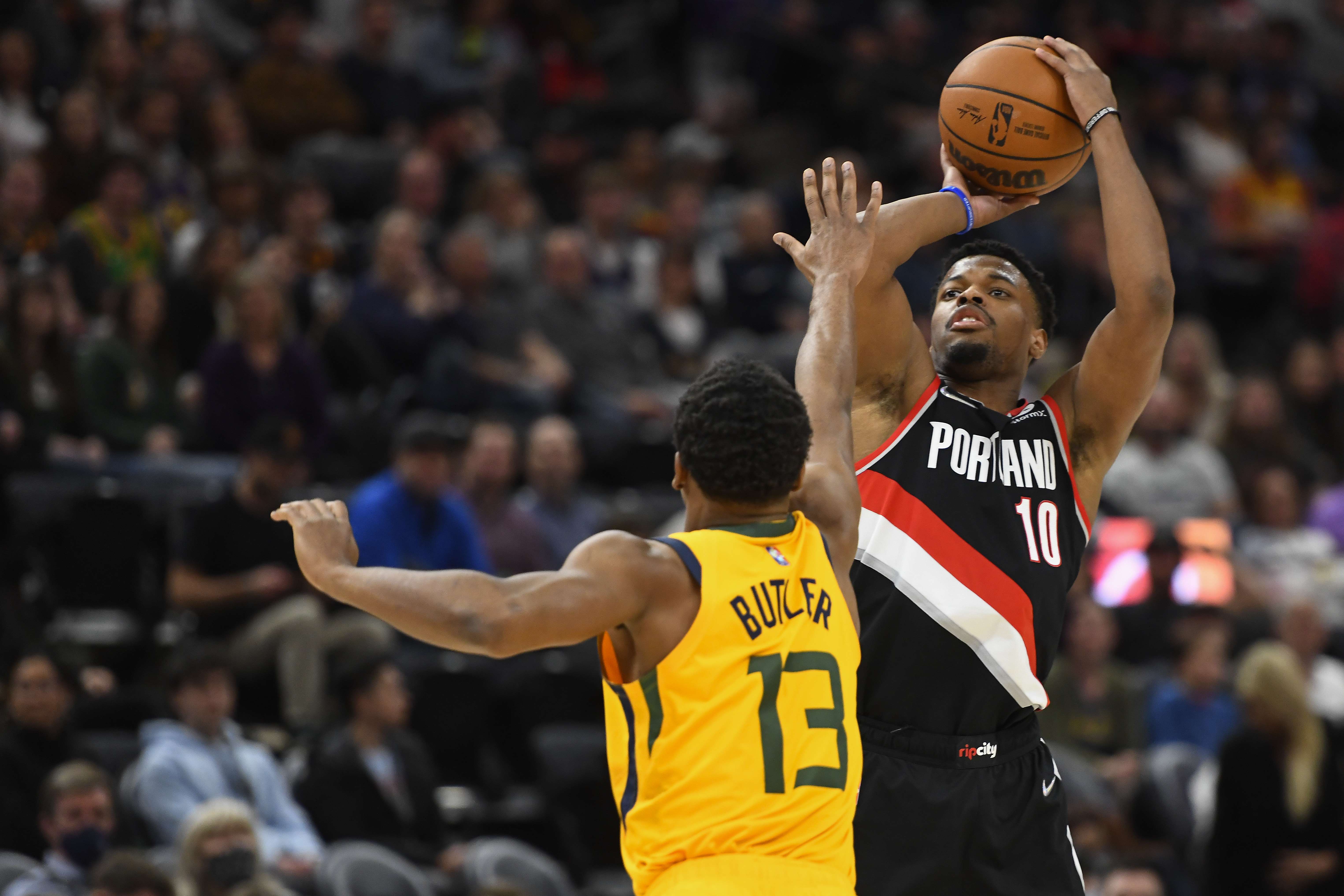Laga NBA antara Portland Trail Blazers dan Utah Jazz.