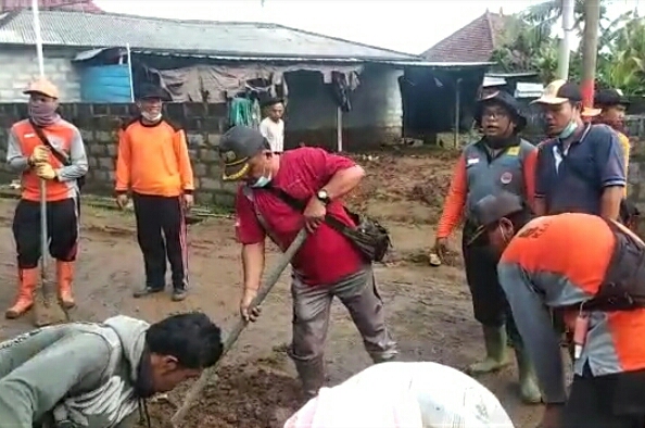 Petugas membersihkan sisa banjir di Klungkung, Bali