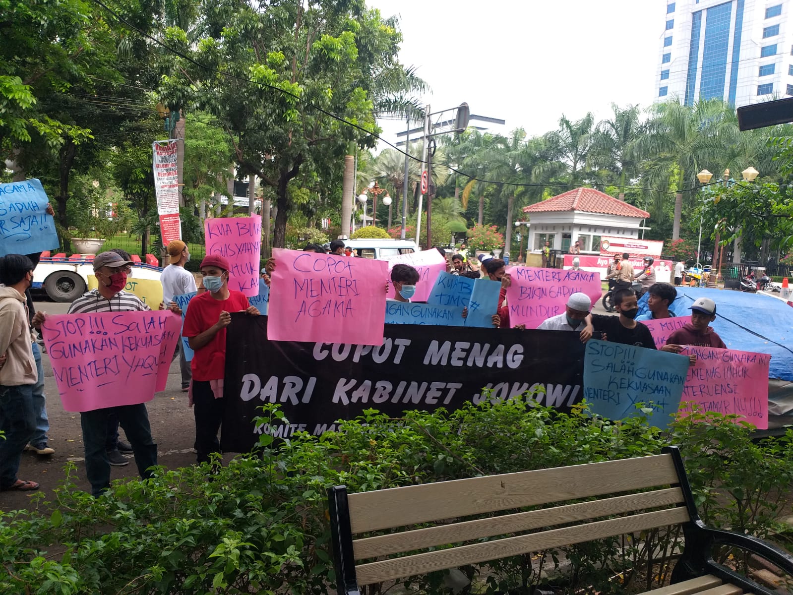 Massa dari Komisi Masyarakat Tolak Korupsi (KMTK) berdemo di Kemenag, Jumat (3/12)