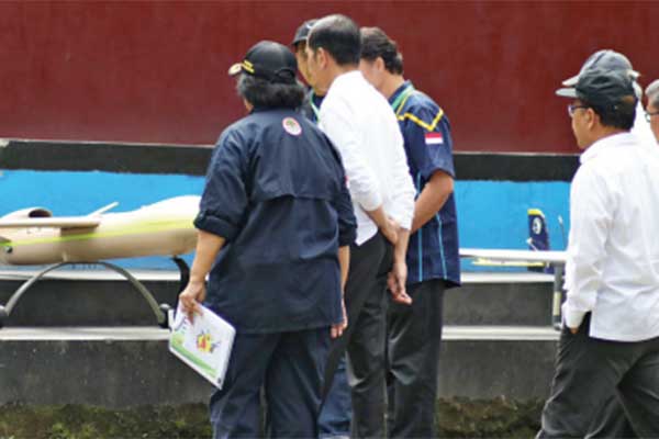 Presiden Jokowi didampingi Menteri LHK Siti Nurbaya, Mensesneg Pratikno, dan Menteri PUPR Basuki Hadimuljono meninjau Elang Caraka.