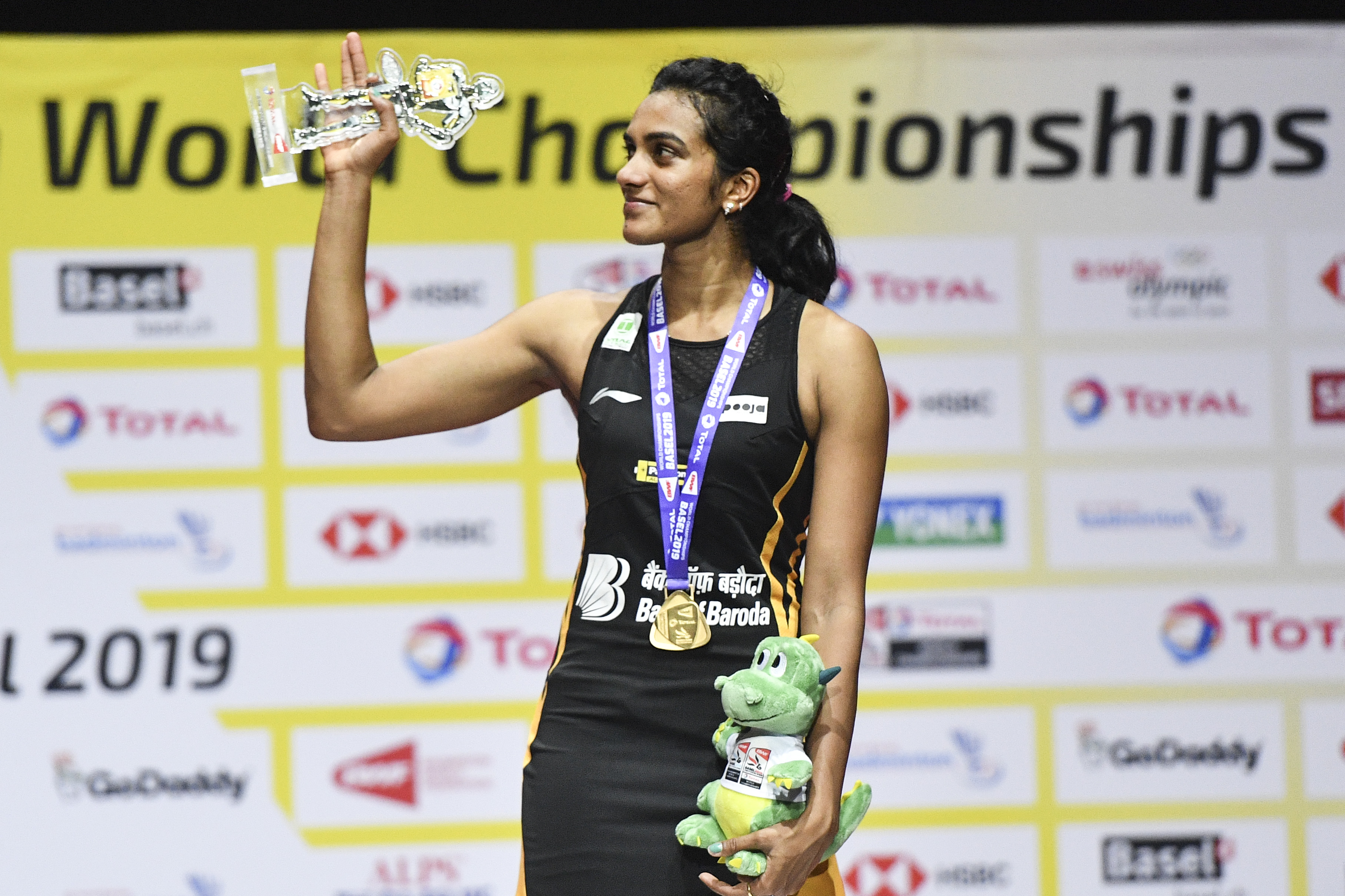 Pebulu tangkis putri asal India, Pusarla Venkata Sindhu saat menjuarai Piala Dunia 2019