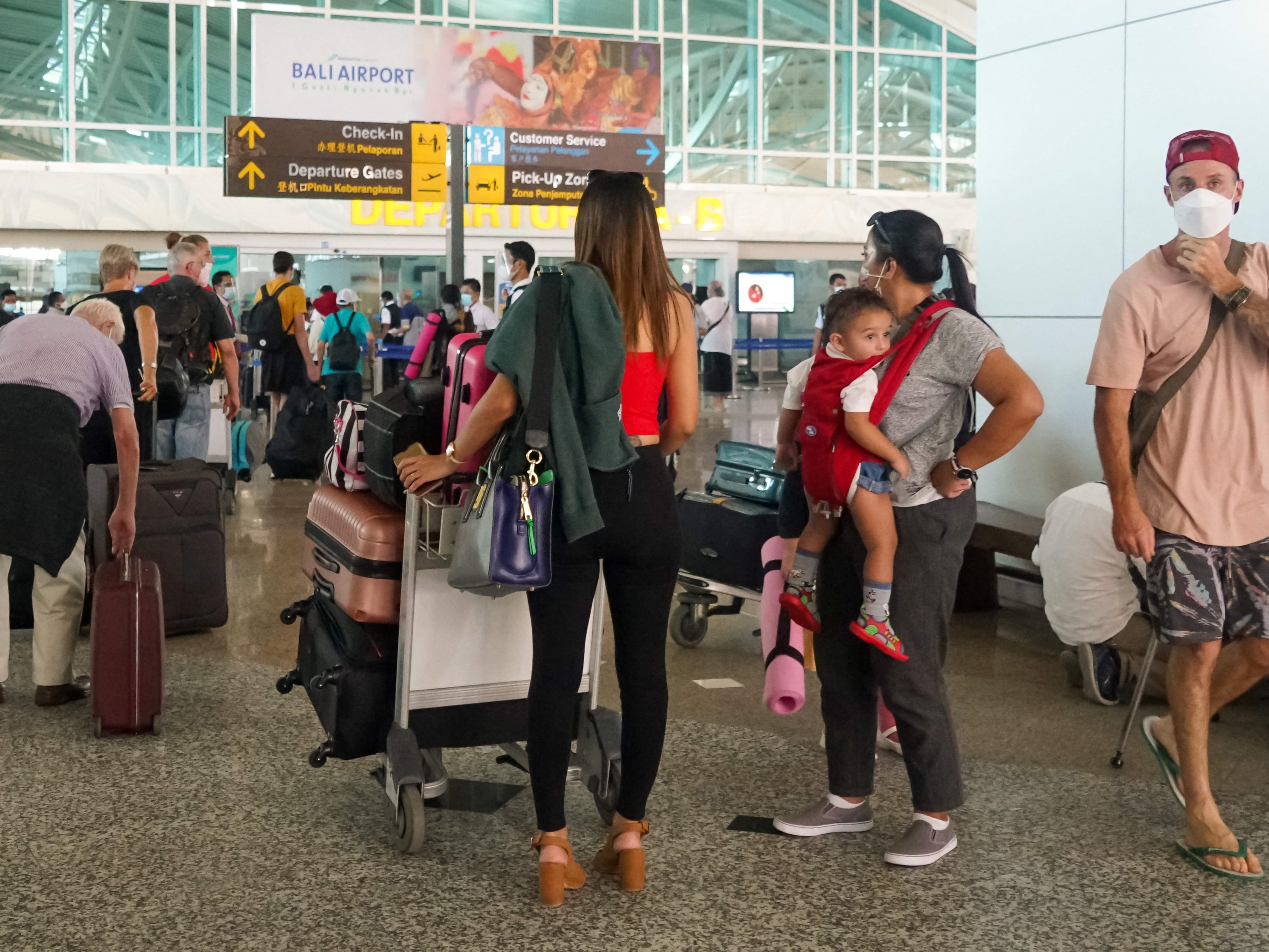 Turis dari Australia dan keluarganya mengantre di pintu masuk terminal internasional di bandara Ngurah Rai, Denpasar Bali, Agustus lalu.