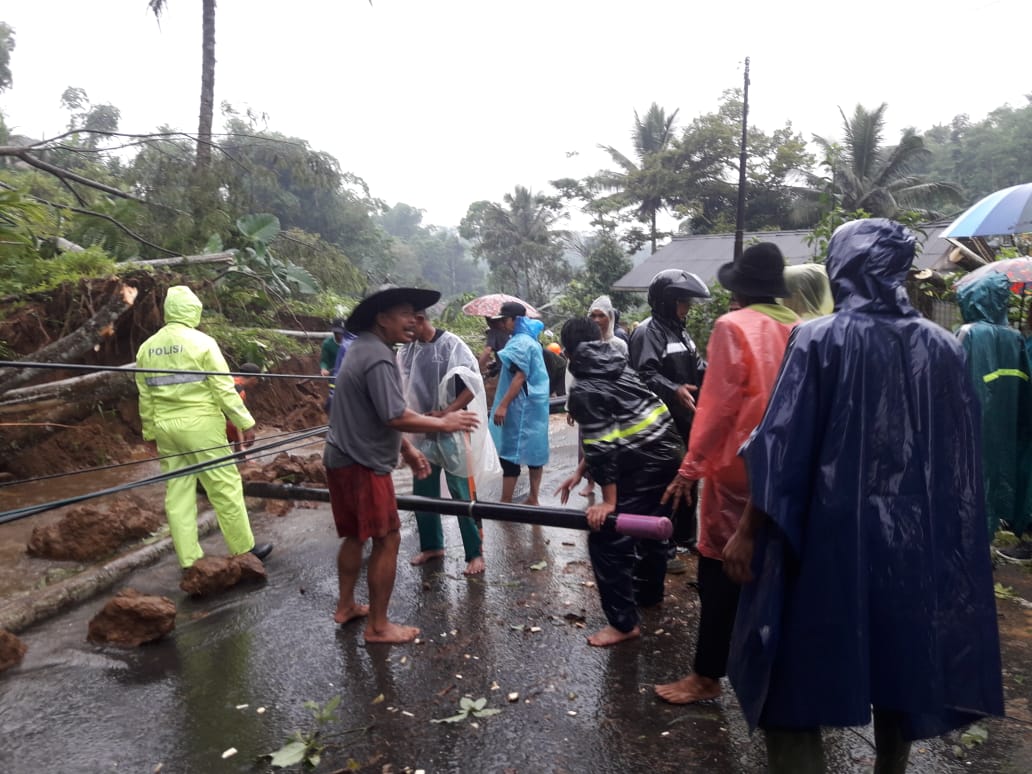 Hujan Deras Sebabkan Longsor di Garut, Jalan Utama Garut-Tasikmalaya tak Bisa Dilalui 