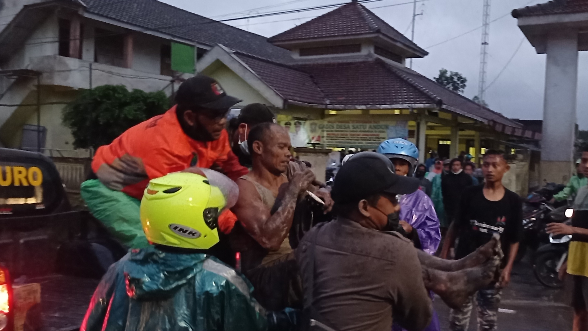 Proses evakuasi warga terdampak erupsi Gunung Semeru