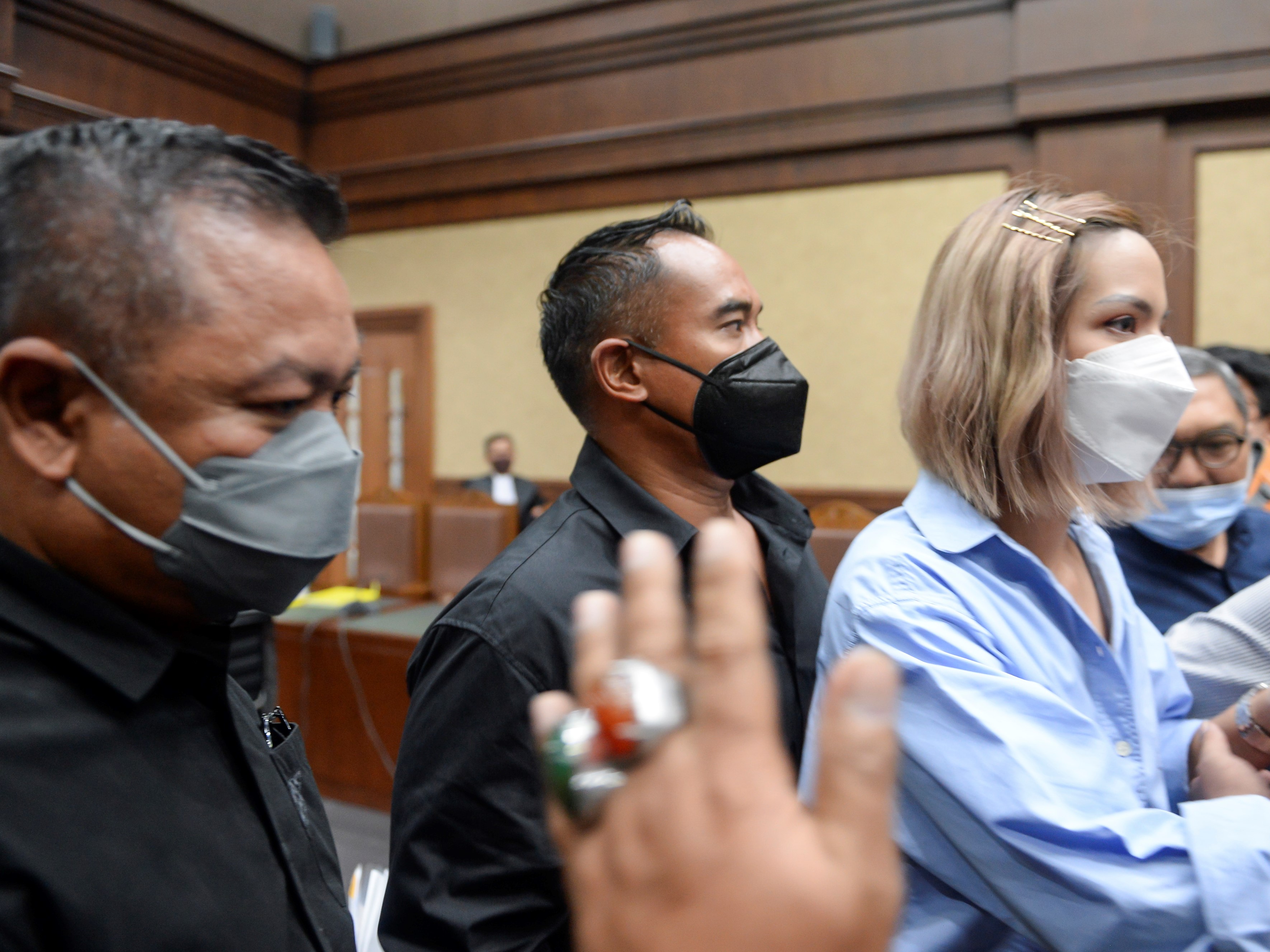 Terdakwa penyalahgunaan narkoba Nia Ramadhani (kanan) bersama Anindra Ardiansyah Bakrie atau Ardi Bakrie (tengah) dan Zen Vivanto (kiri).