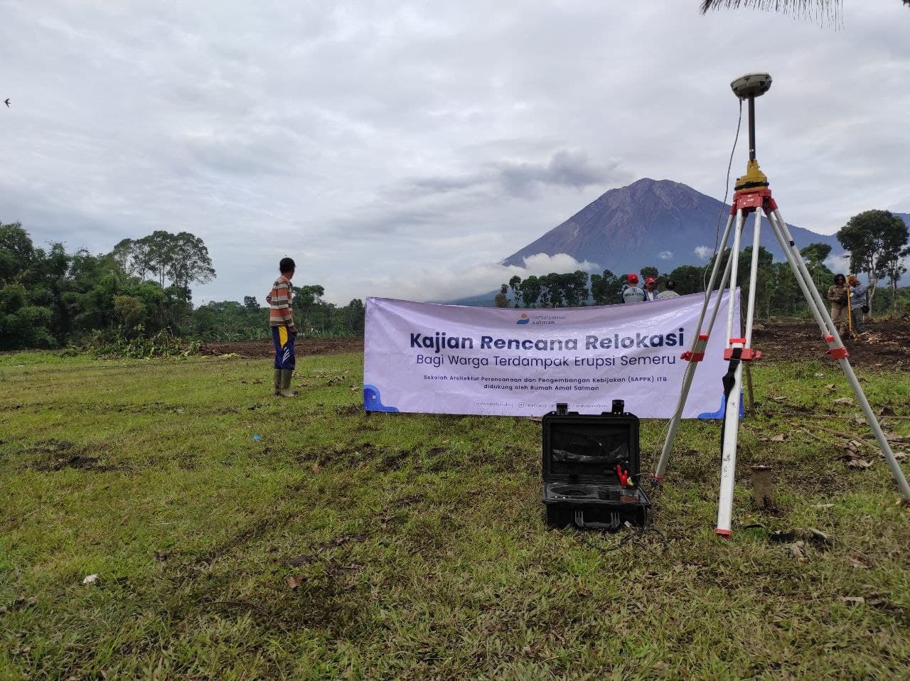 Tim dari Rumah Amal Salman, ITB dan UIN Malang, melakukan penelitian lahan relokasi untuk korban erupsi Gunung Semeru
