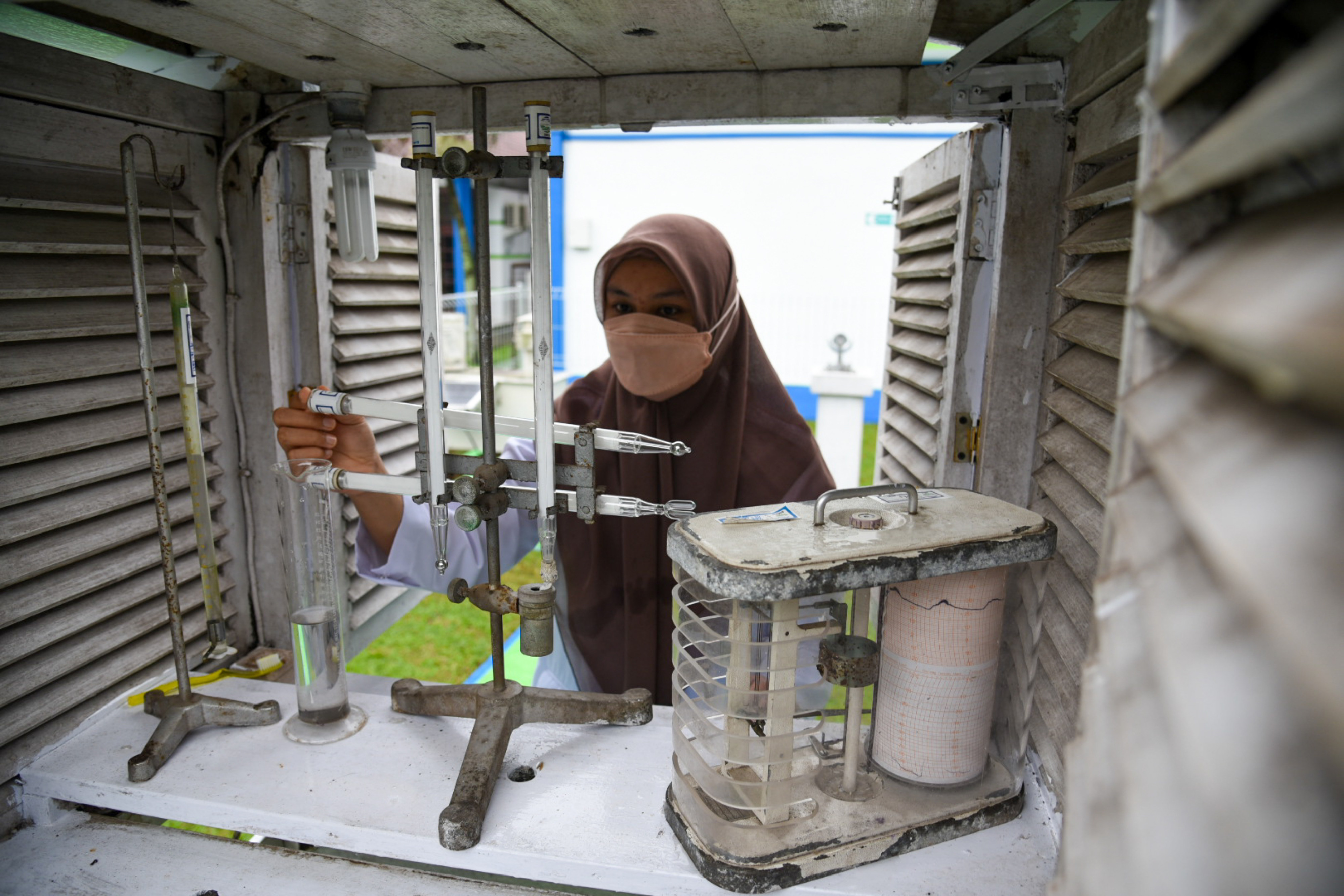 Petugas memeriksa termometer di kantor Balai Besar Metereologi Klimatologi dan Geofisika (BBMKG) Wilayah I Medan, Sabtu (18/12/2021)