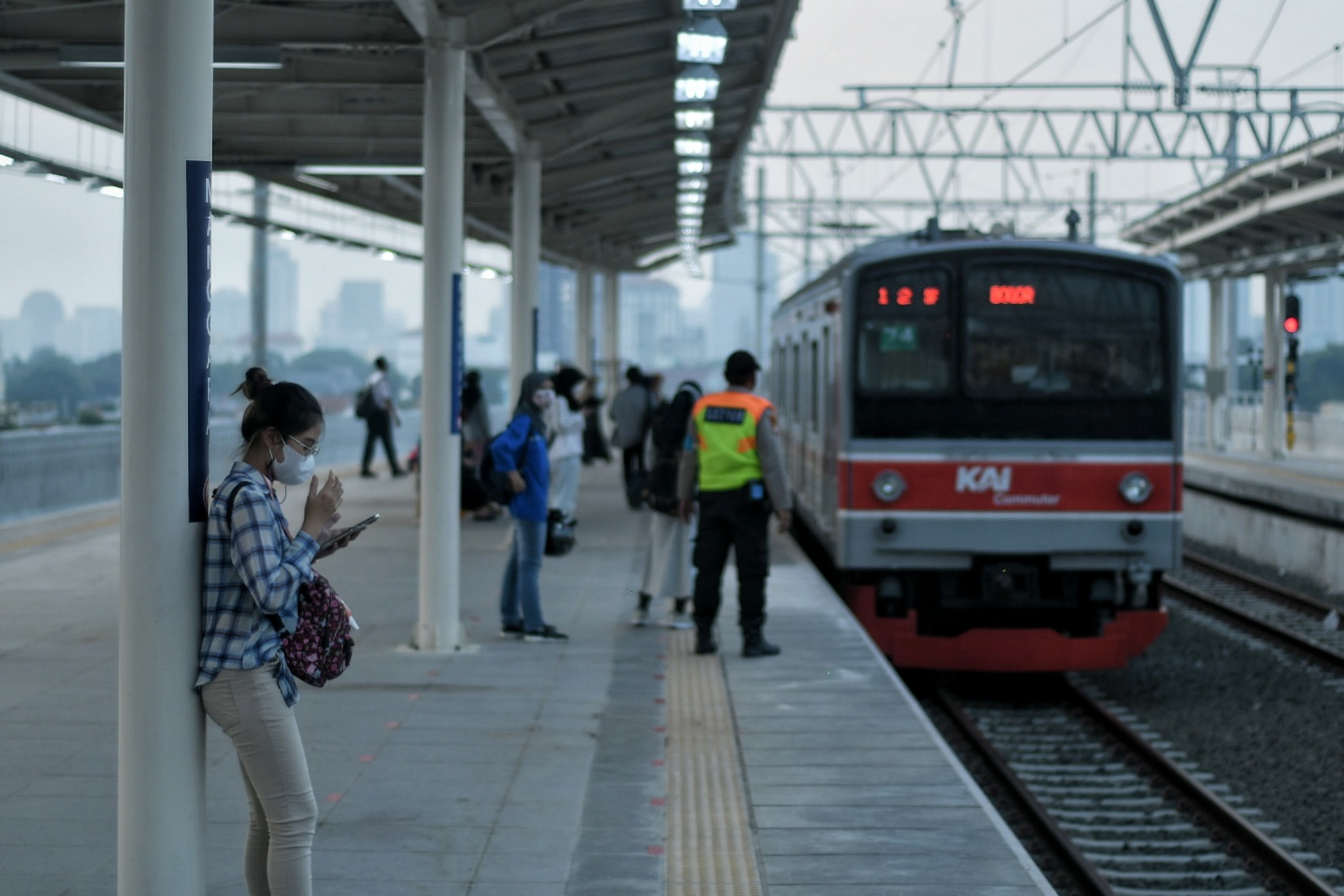 Volume Pengguna Meningkat, Jumlah Perjalanan KRL Ditambah 