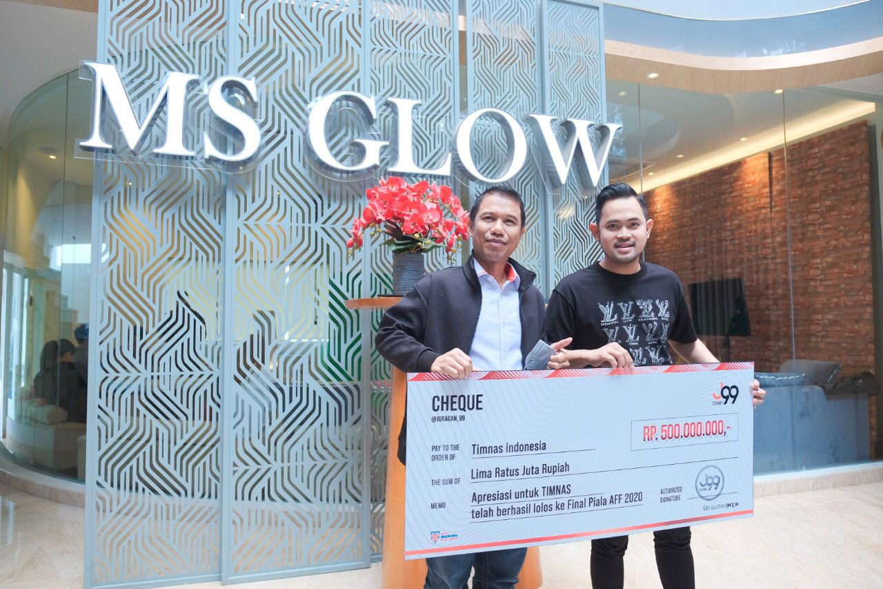 Pemilik Juragan 99 Trans Gilang Widya Pramana secara simbolis memberikan bonus untuk timnas melaui Sekjen PSSI.