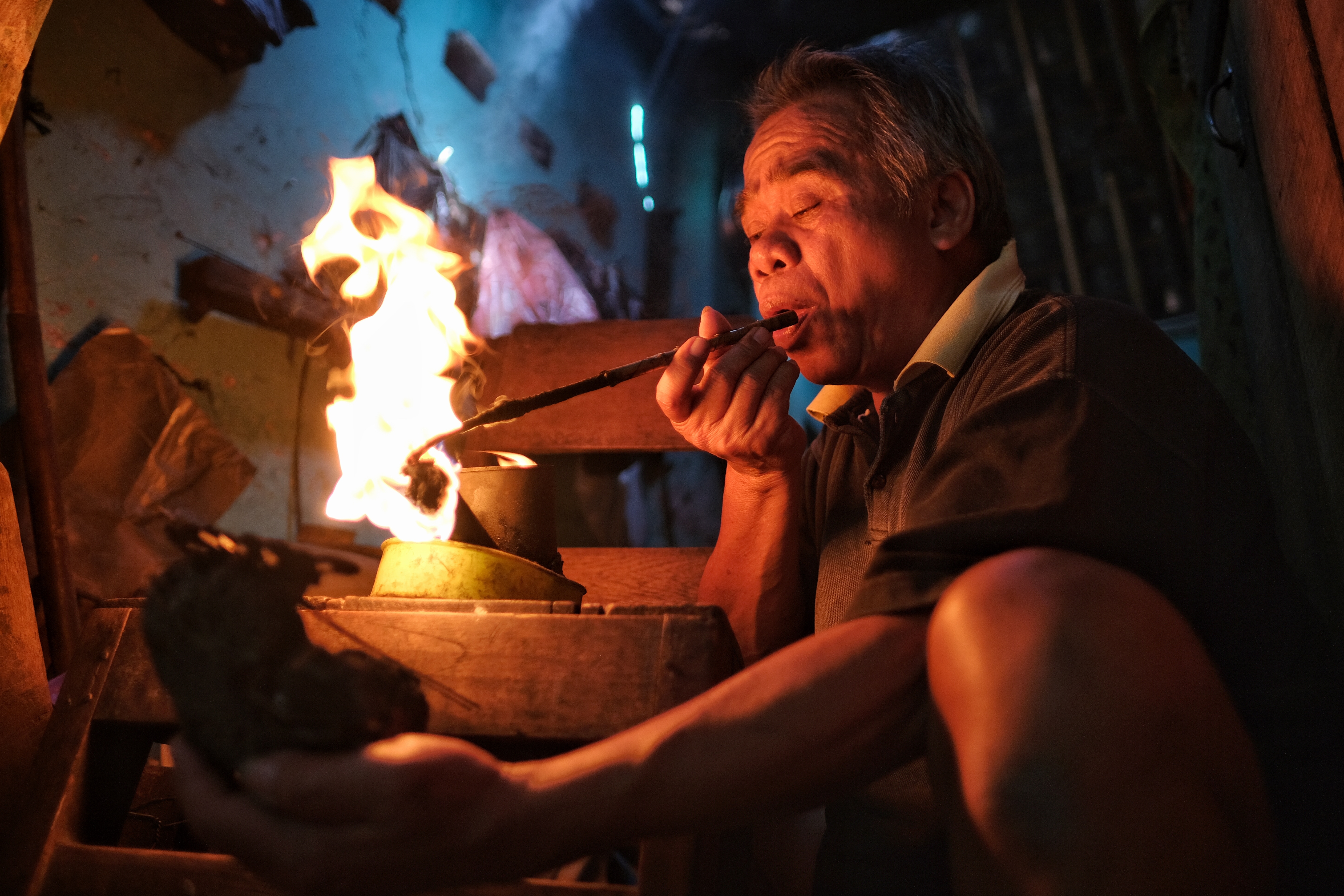 Pembuatan tusuk konde dengan metode Patri Tiup oleh Bardian di Kotagede, Yogyakarta