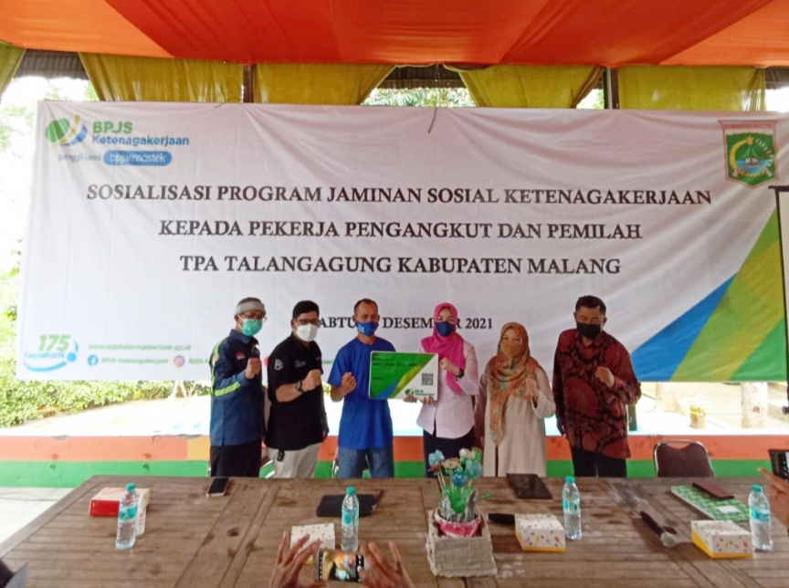 BPJS Ketenagakerjaan menggelar sosialisasi untuk pengangkut dan pemilah sampah di Kabupaten Malang, Jawa Timur