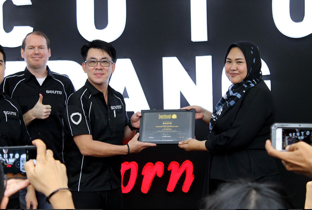 Manajemen Scuto saat menerima penghargaan.