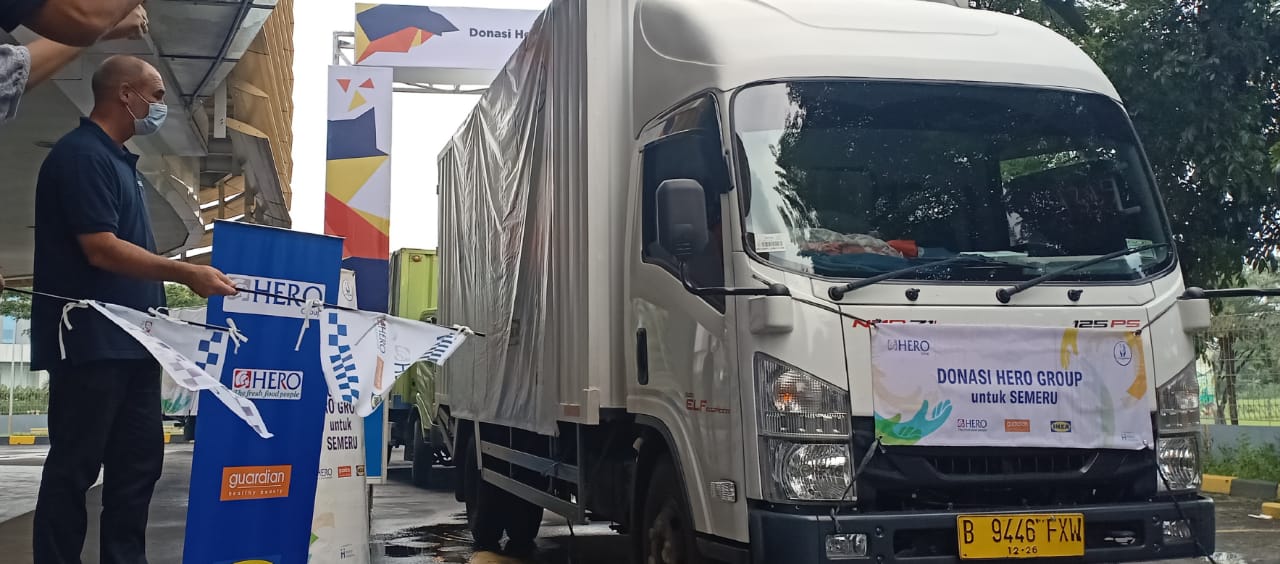 Direktur PT Hero Supermarket, Tbk, Patrik Lindvall melepas donasi berisi ratusan ribu produk untuk para pengungsi Gunung Semeru. 