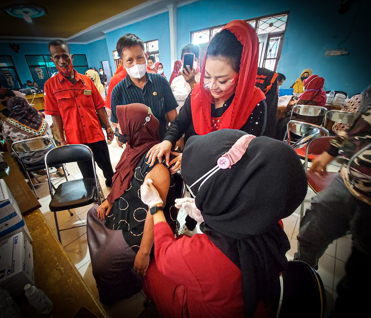  Anggota DPR RI dari Dapil IX Jawa Tengah, Paramitha Widya Kusuma (kerudung merah) 