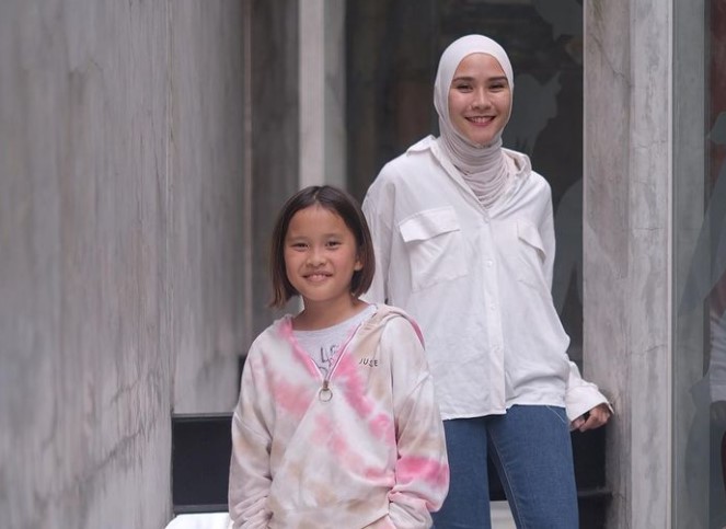 Zaskia Adya Mecca (kanan) dan putrinya Kala Madali Bramantyo