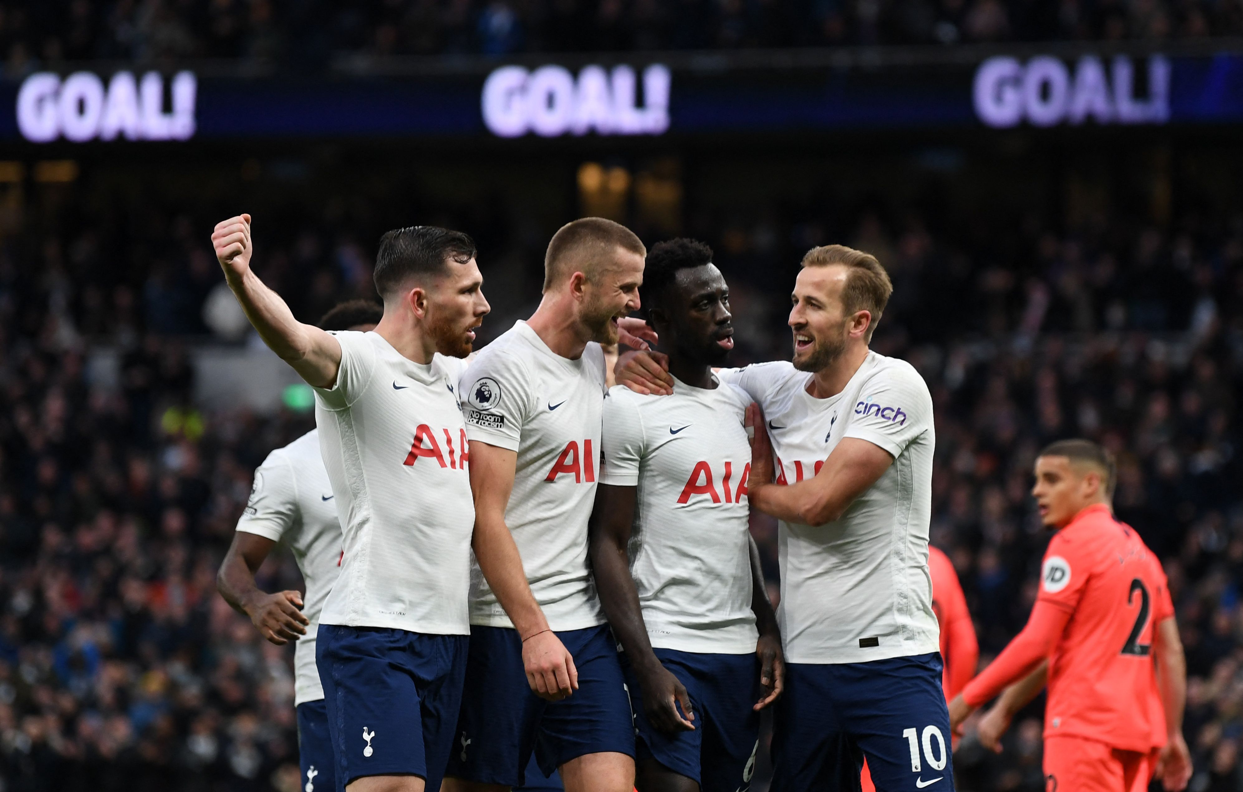 Para pemain Tottenham Hotspur melakukan selebrasi usai mencetak gol ke gawang lawan.