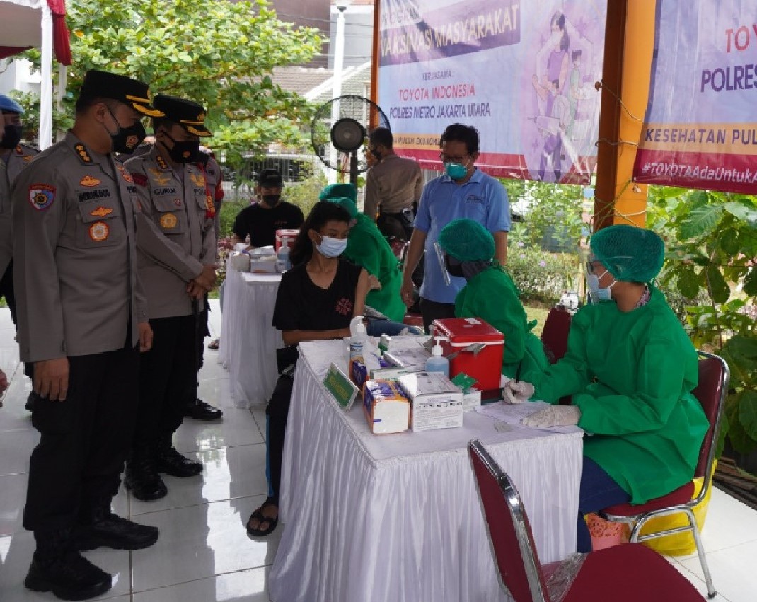Kapolres Metro Jakarta Utara Kombes Guruh Arif Darmawan (kedua dari kiri) saat meninjau vaksinasi Covid-19 di Sunter, Jakarta Utara.