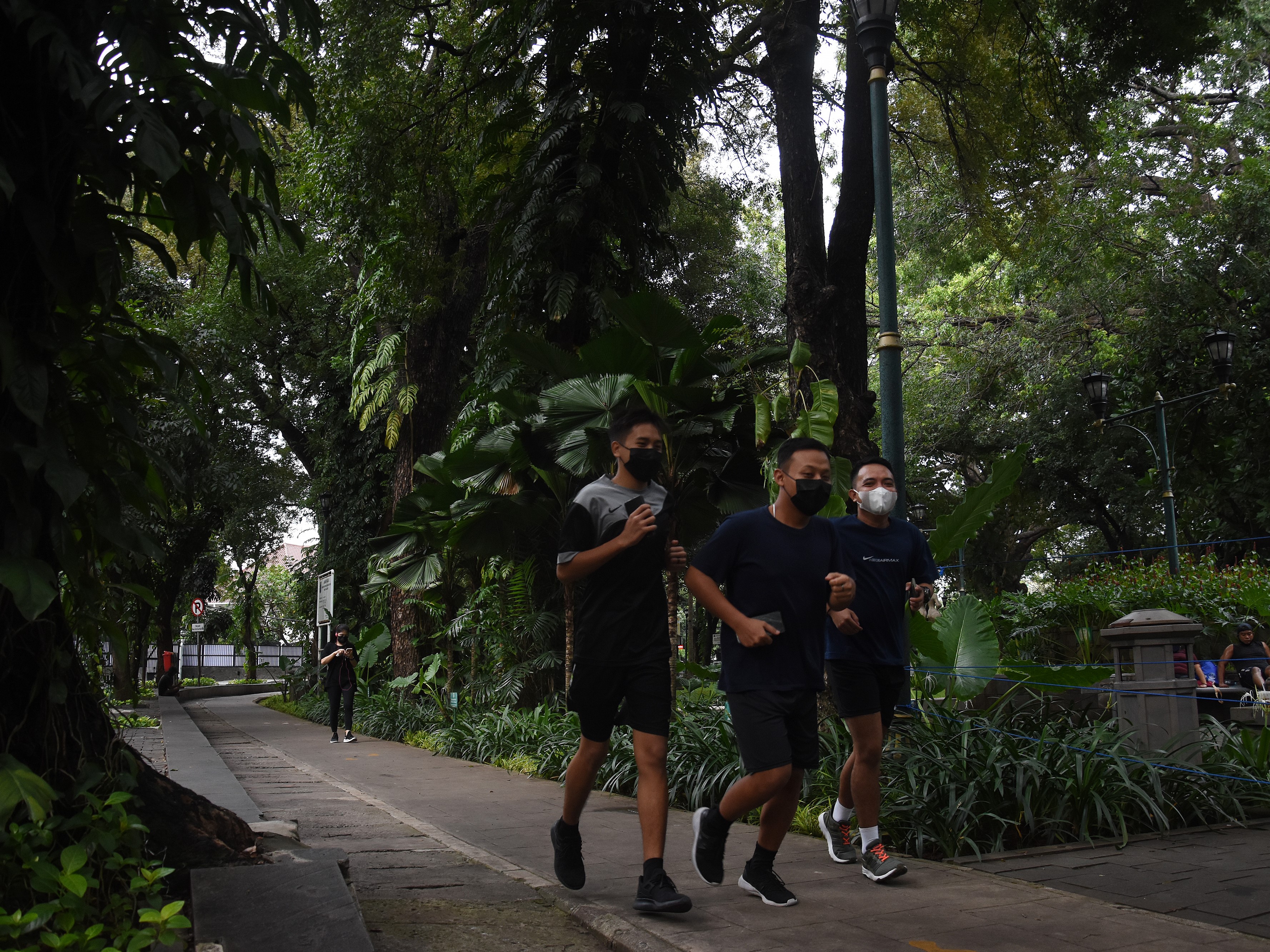  Warga berolahraga di Taman Suropati, Jakarta, Rabu (17/11/2021).