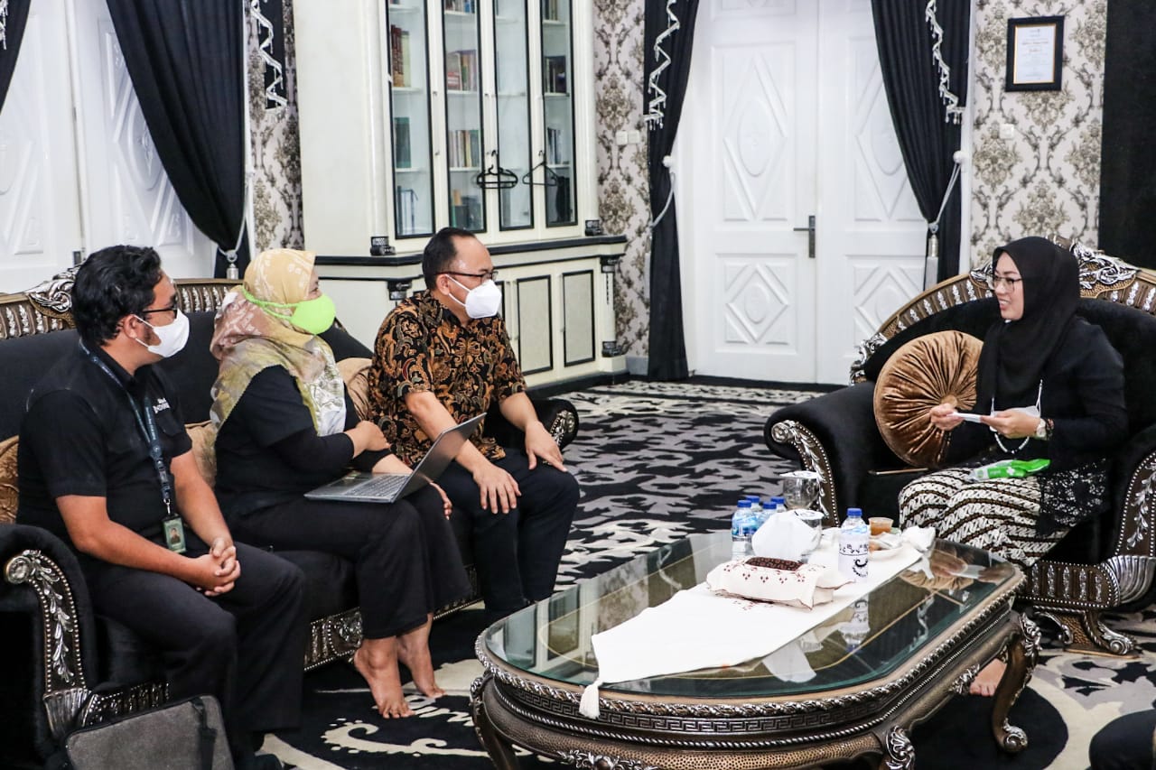 Bupati Purwakarta Anne Ratna Mustika (kanan) saat menerima tim Media Indonesia, Rabu (1/12). 