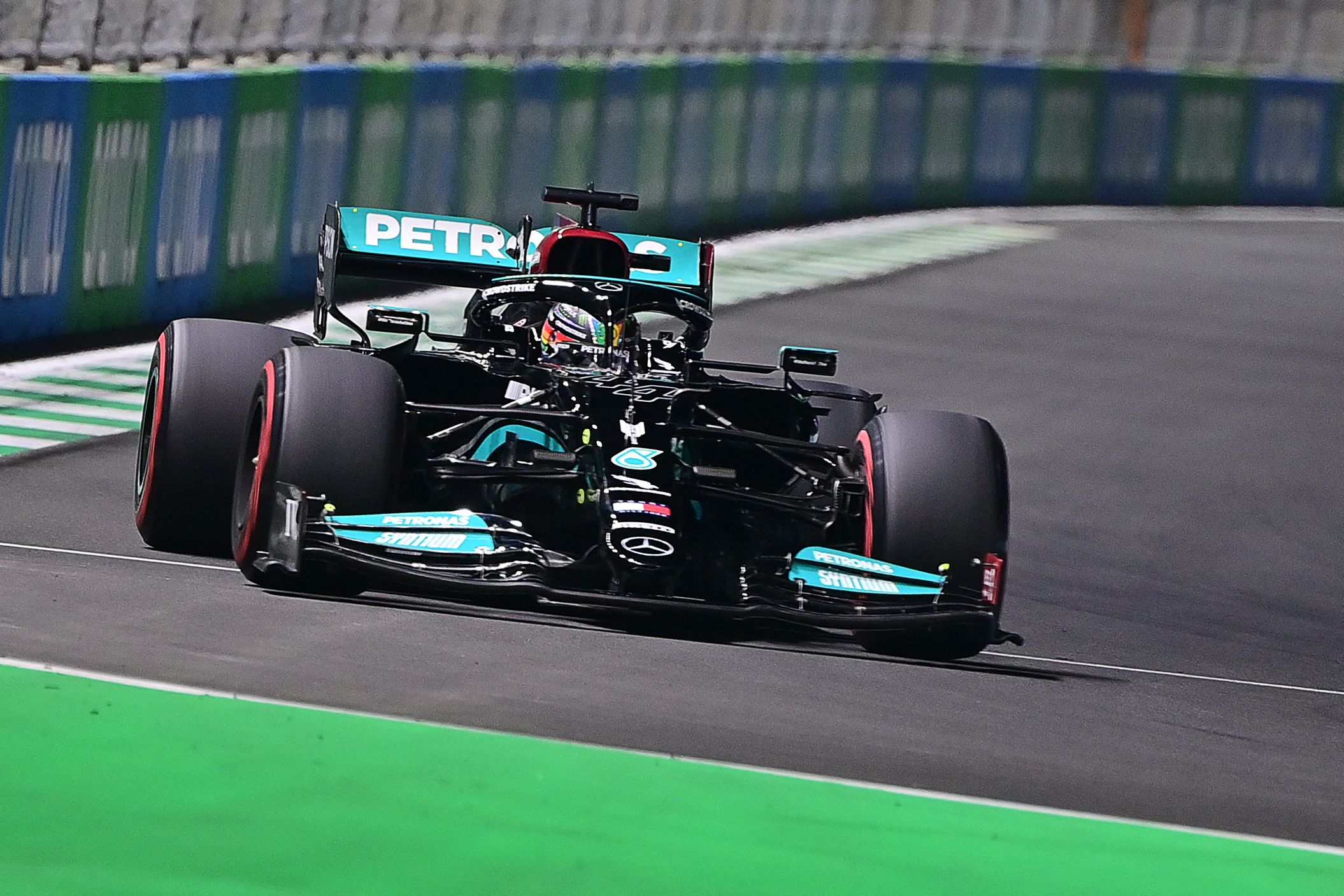 Pembalap Mercedes Lewis Hamilton