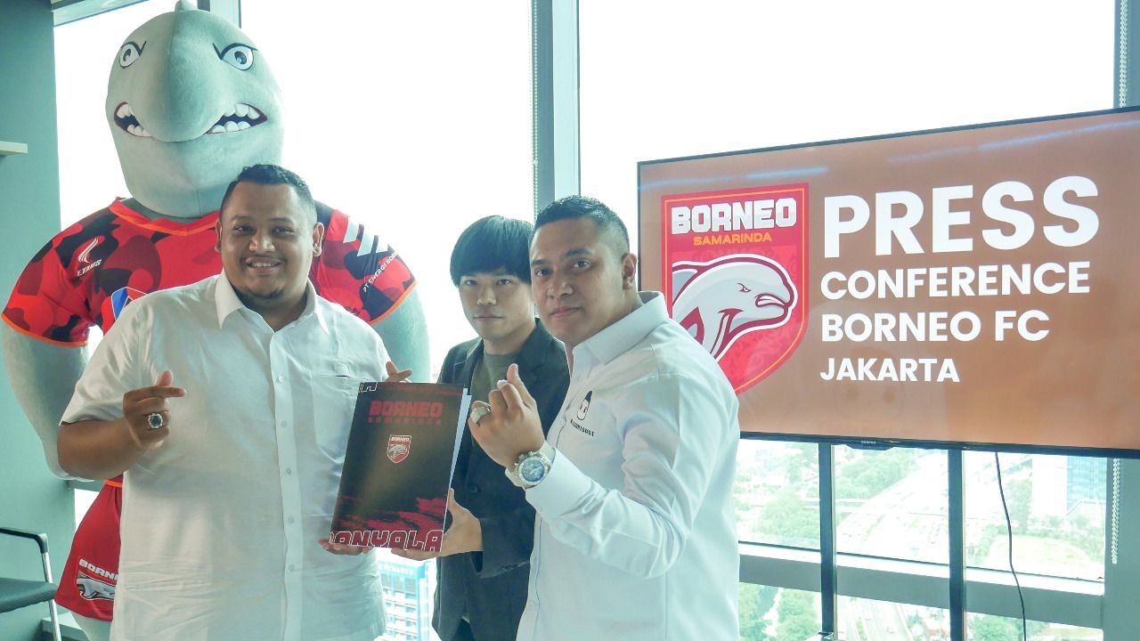 Kei Hirose (tengah) saat diperkenalkan sebagai pemain Borneo FC.