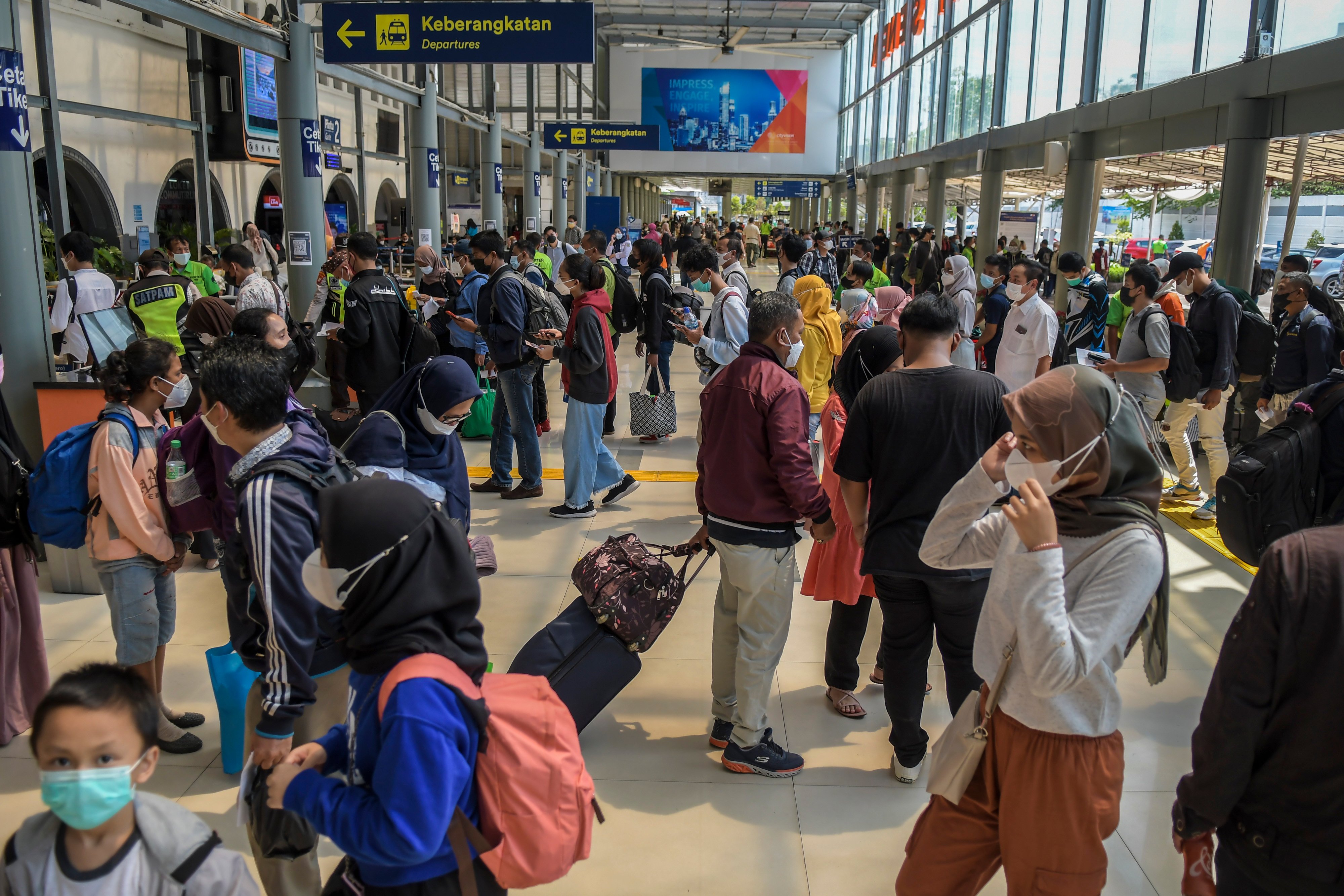 Penumpang antre untuk memasuki area peron di Stasiun Pasar Senen, Jakarta, hari ini.