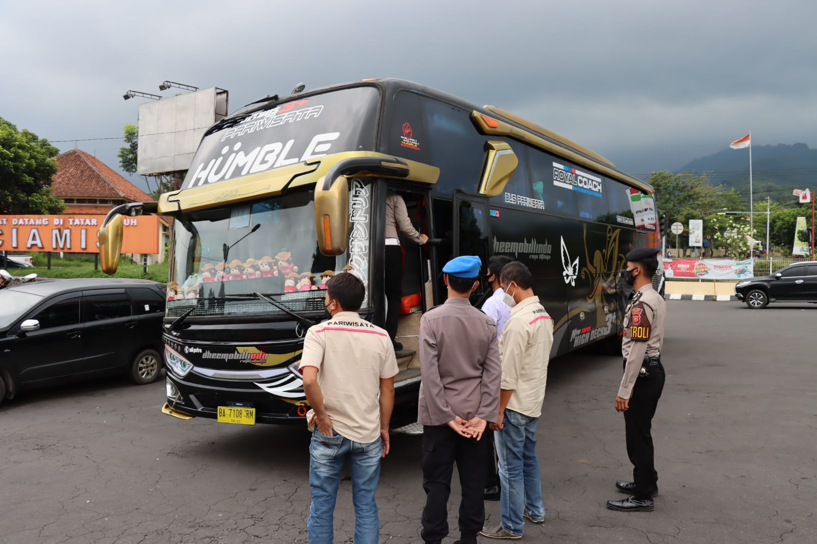 PERSIAPAN NATARU: Menjelang perayaan Natal dan Tahun Baru 2022 berbagai persiapan dilakukan oleh Polres Ciamis di lokasi strategis.
