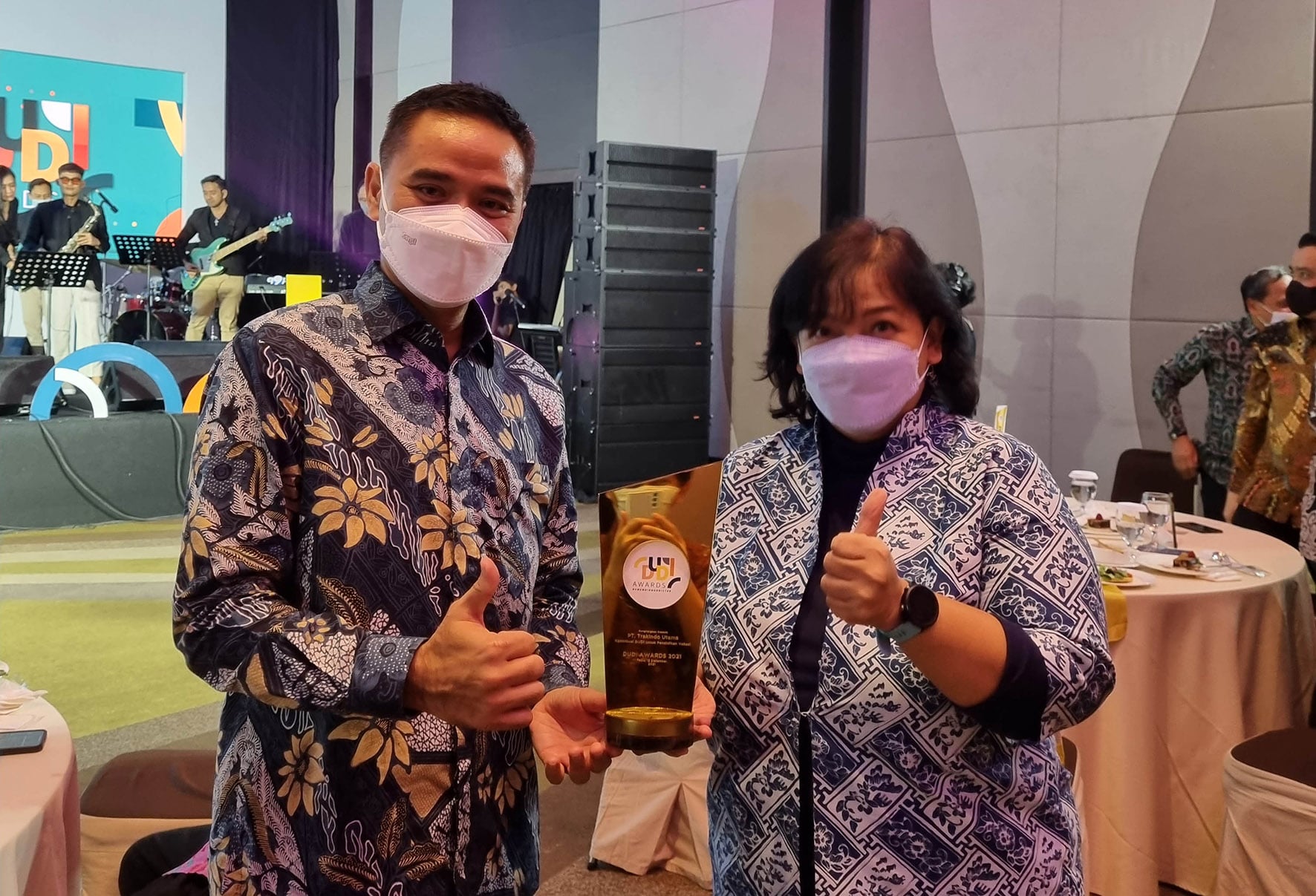 Trakindo Utama (Trakindo), penyedia solusi alat berat Cat di Indonesia menjadi salah satu perusahaan yang menerima anugerah DUDI Awards 2021