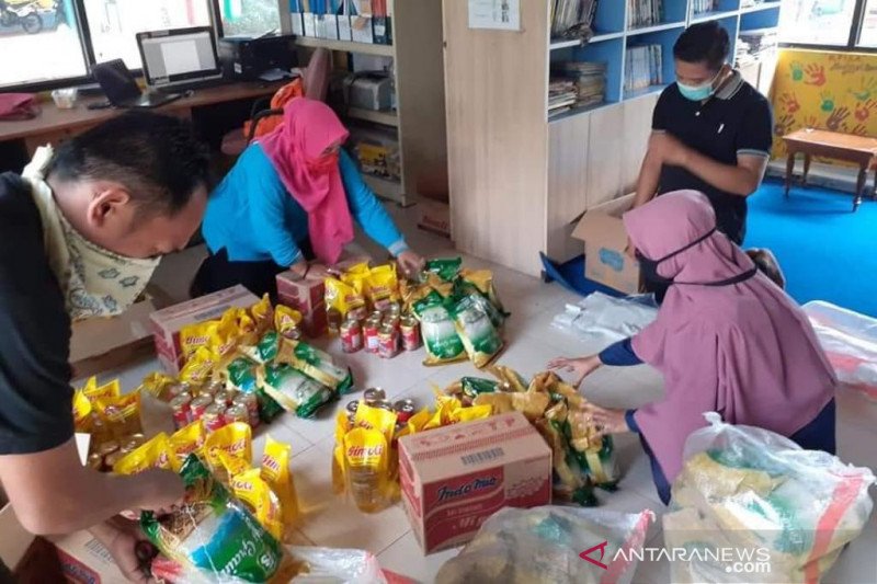Pemprov DKI Salurkan Ribuan Paket Bantuan Bagi Warga Terdampak Pandemi