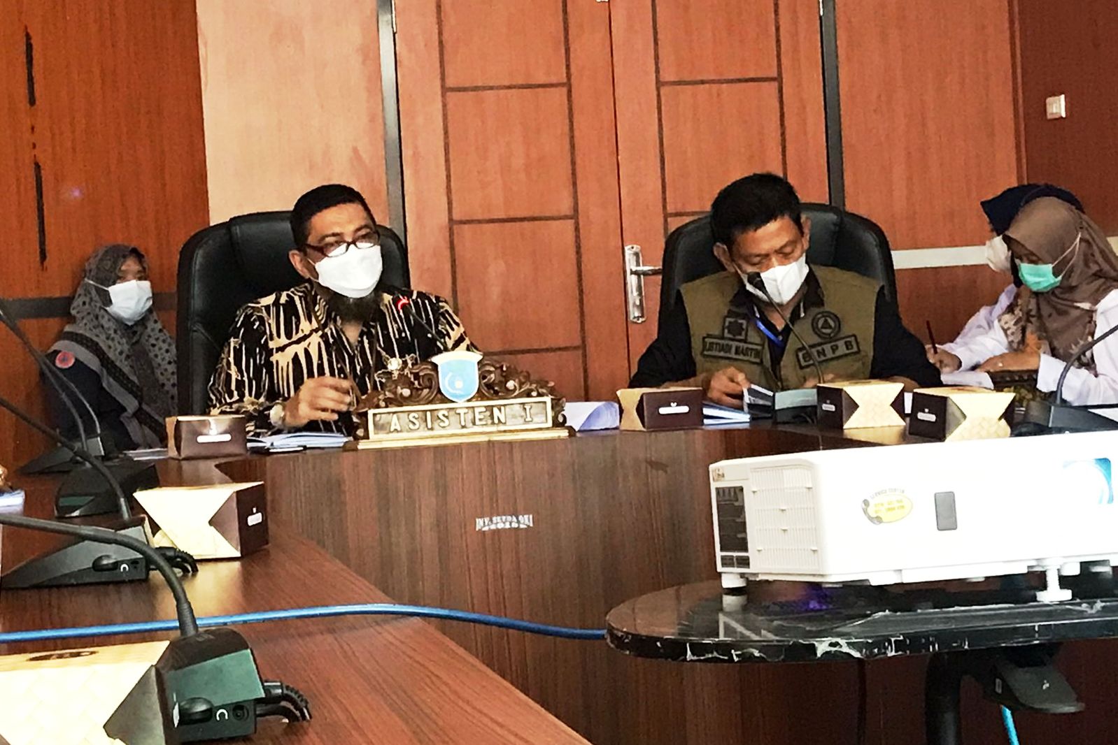 Asisten I Setda OKI, Antonius Leonardo saat memimpin rapat persiapan jelang Nataru 2021 di Kayuagung, Rabu, (22/12).