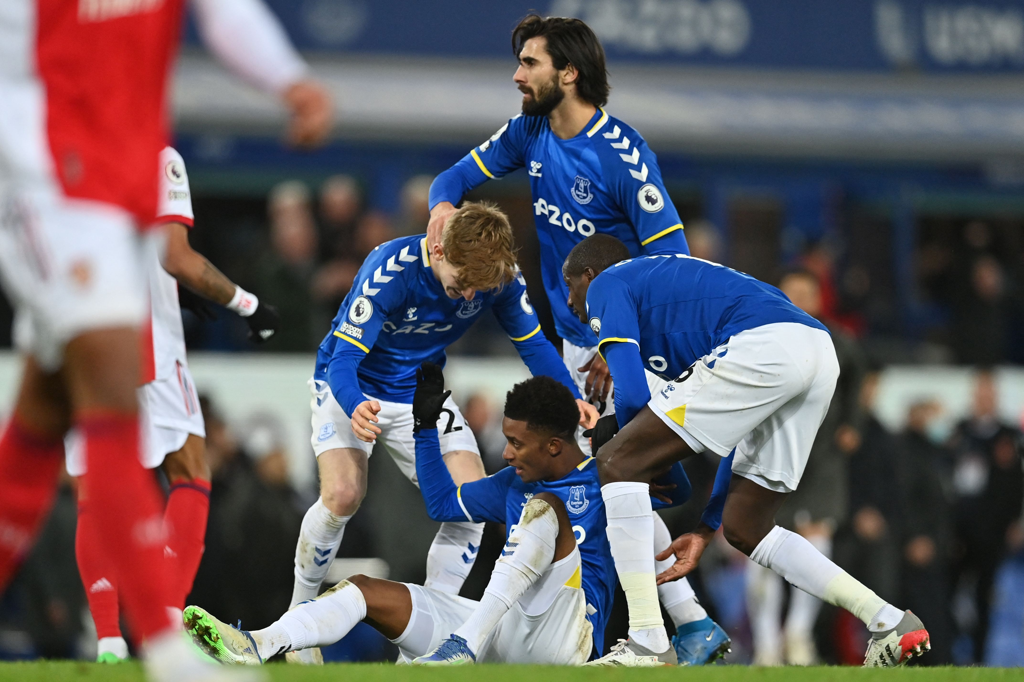 Para pemain Everton melakukan selebrasi usai mencetak gol ke gawang Arsenal di laga Liga Primer Inggris.