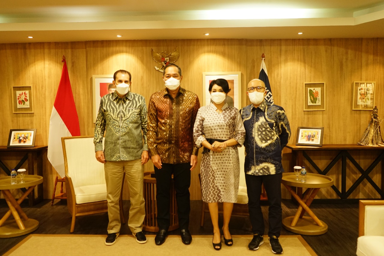 Ketua Apindo Jawa Barat Ning Wahyu Astutik (kedua dari kanan)