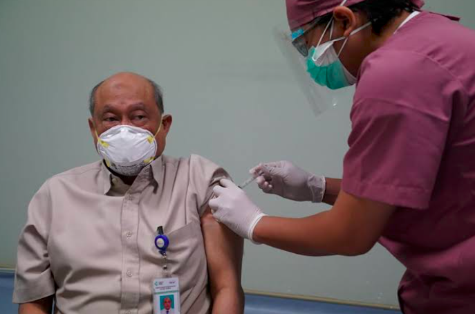 Ilustrasi - Vaksinasi Lansia