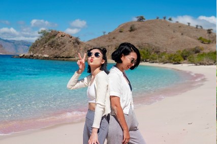 Isyana Sarasvati dan Rara Sekar saat tampil di AXN Ultimate Challenge Indonsia