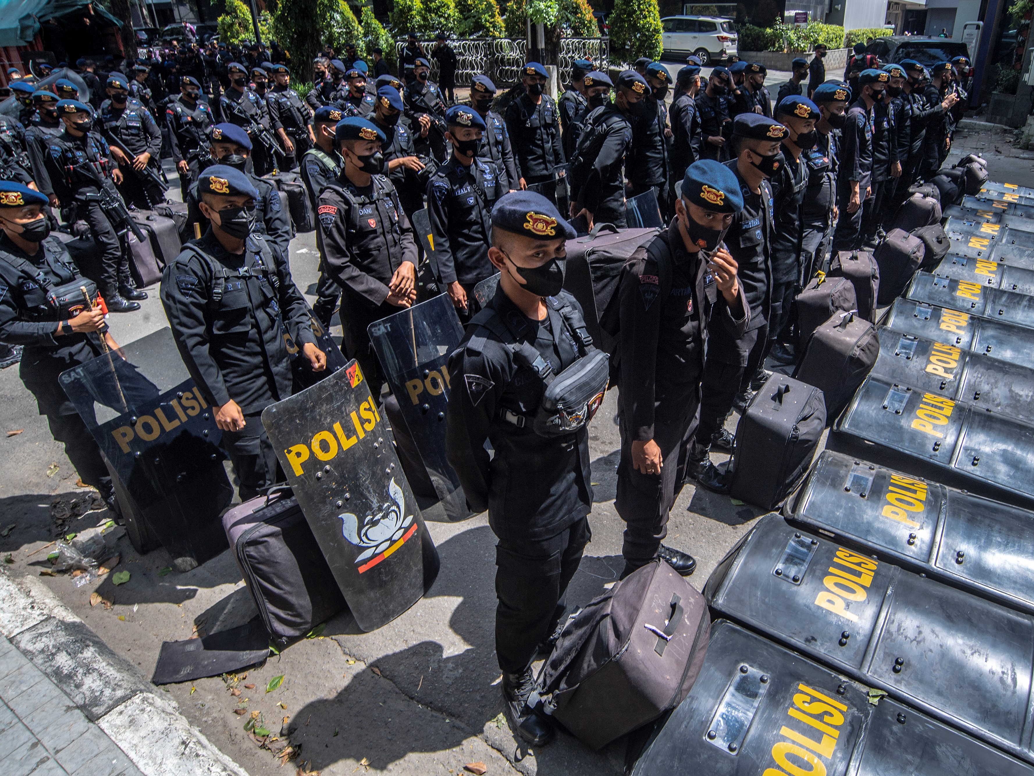 Petugas Brimbob bersiaga untuk melakukan penyekatan guna mengantisipasi membludaknya massa reuni 212 di kawasan Sarinah Thamrin, Jakarta.
